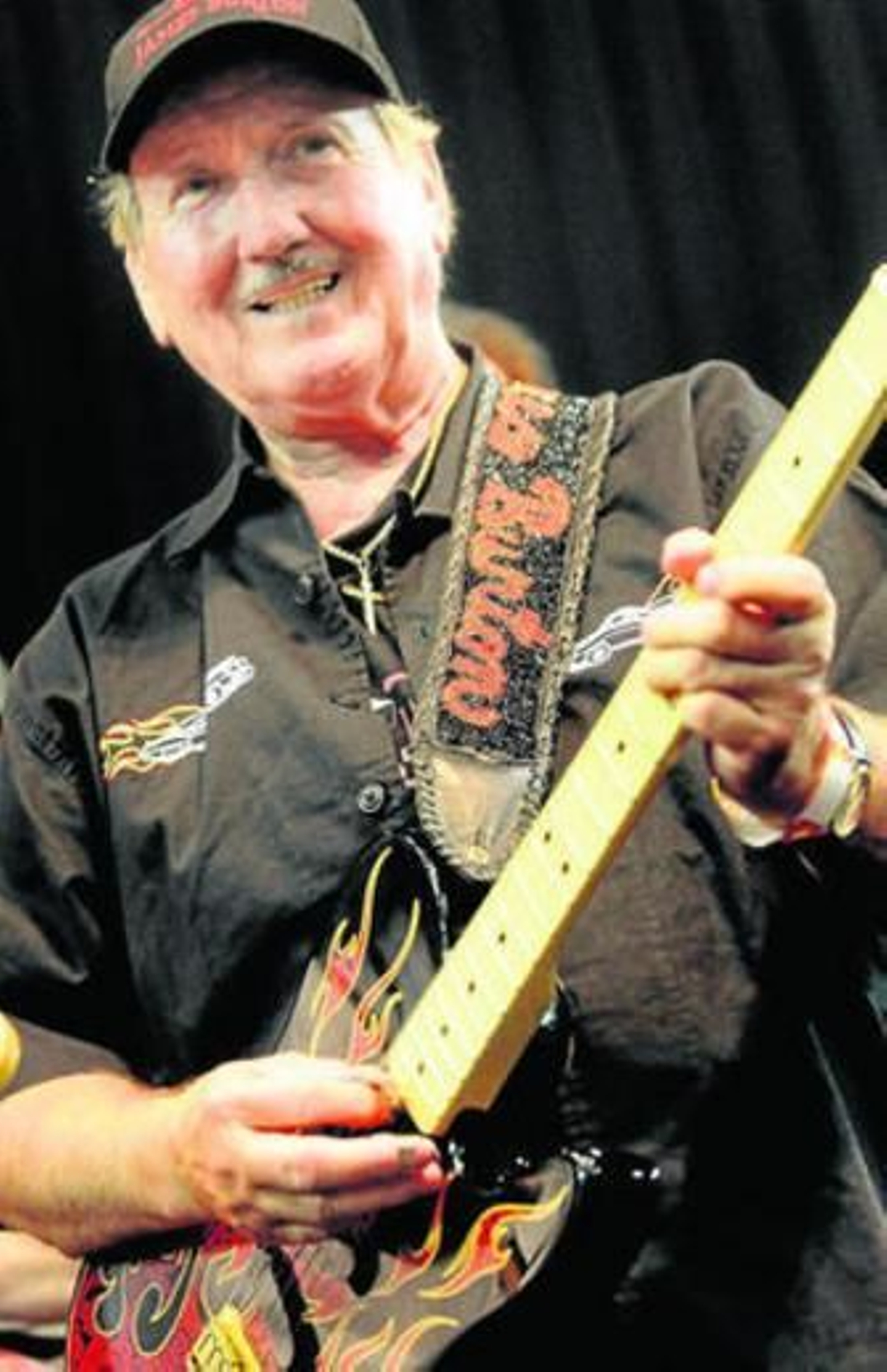 El guitarrista James Burton, líder de la TCB.