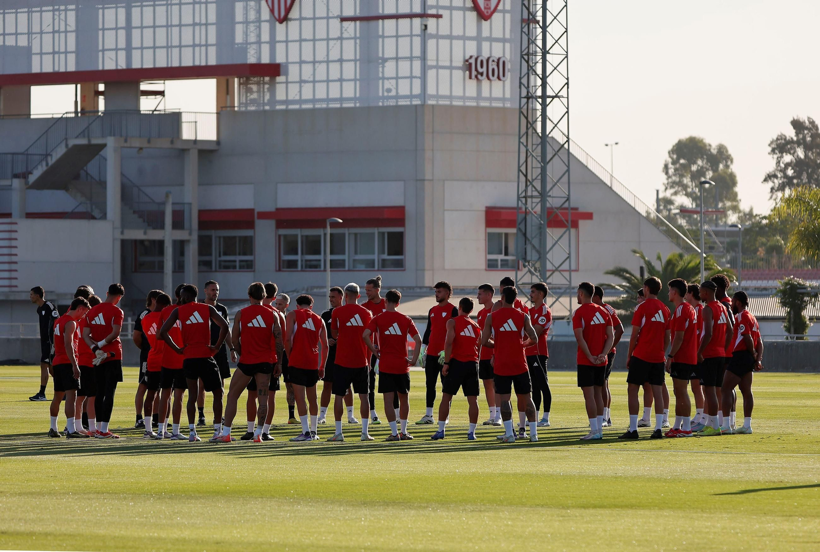 Los jugadores atienden a Almeyda reunidos en torno a él la pasada semana