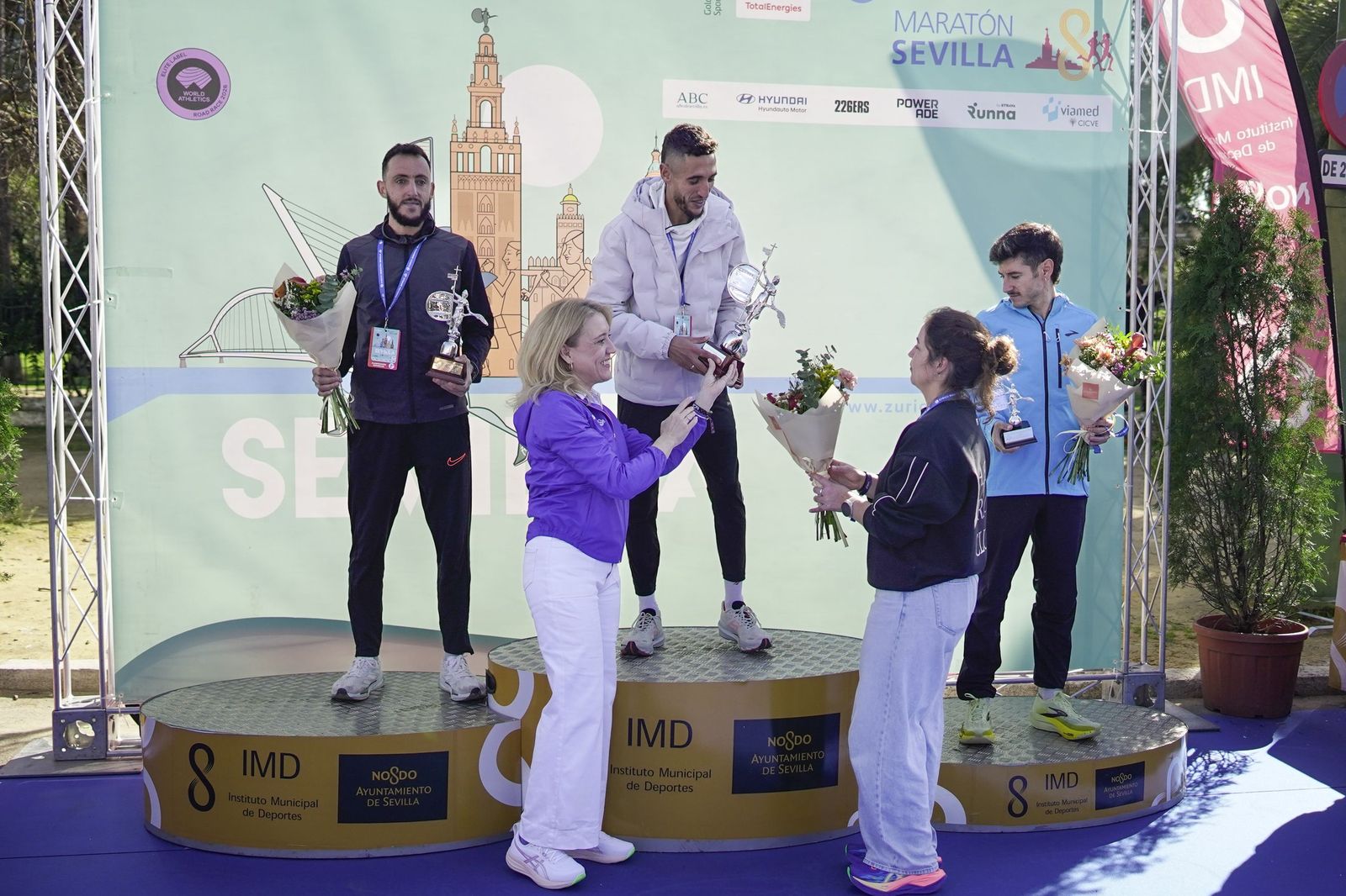 Así ha sido la entrega de premios del Zúrich Maraton de Sevilla 2026