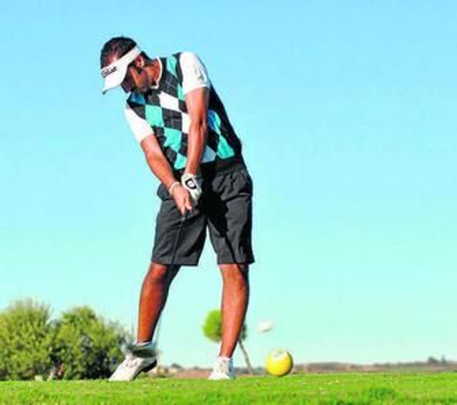 Manuel Ángel Pulido golpea la bola durante el torneo ayamontino.