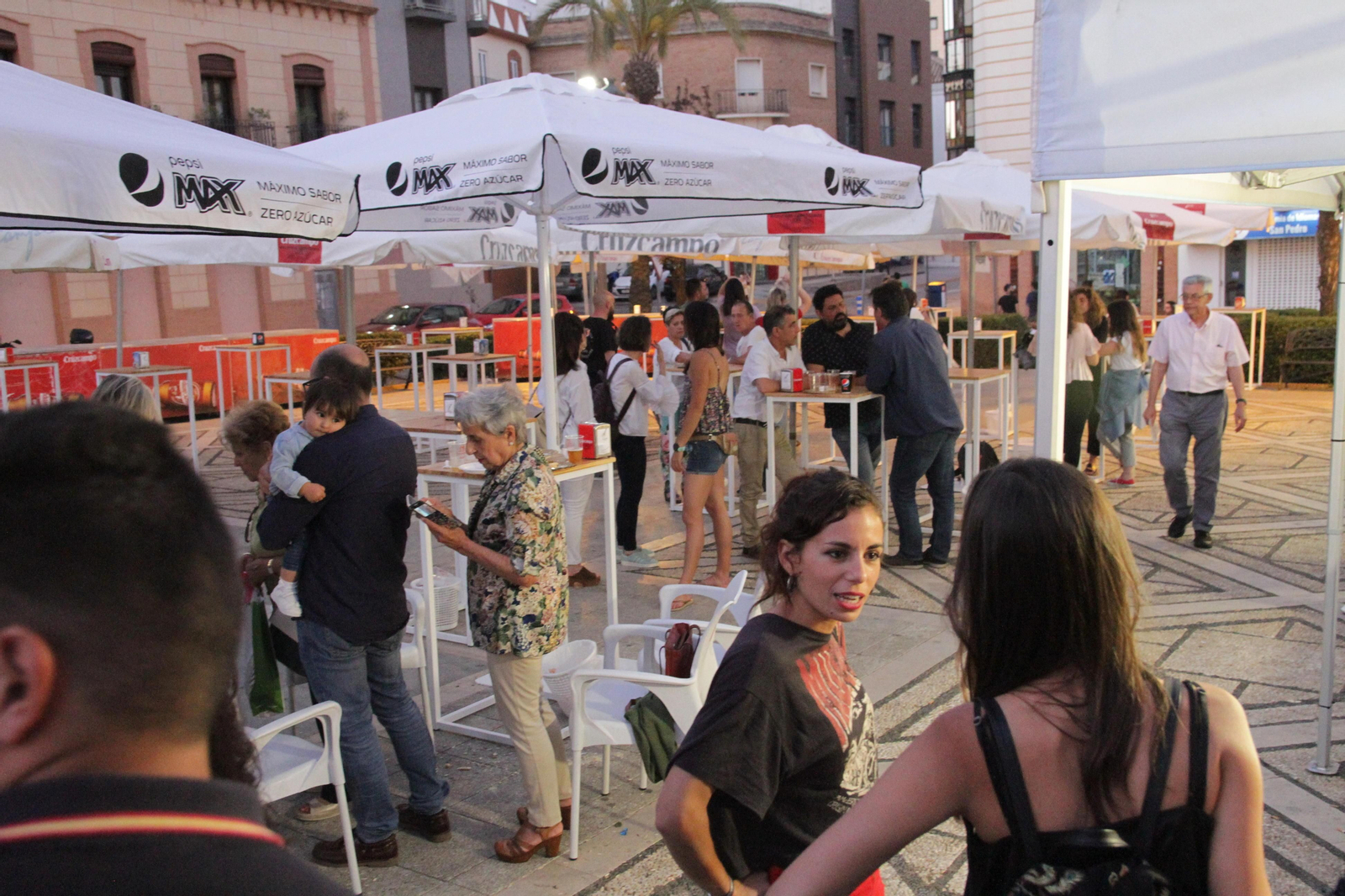Algunas de las personas que disfrutaron ayer de la Verbena del Jamón y el Marisco.