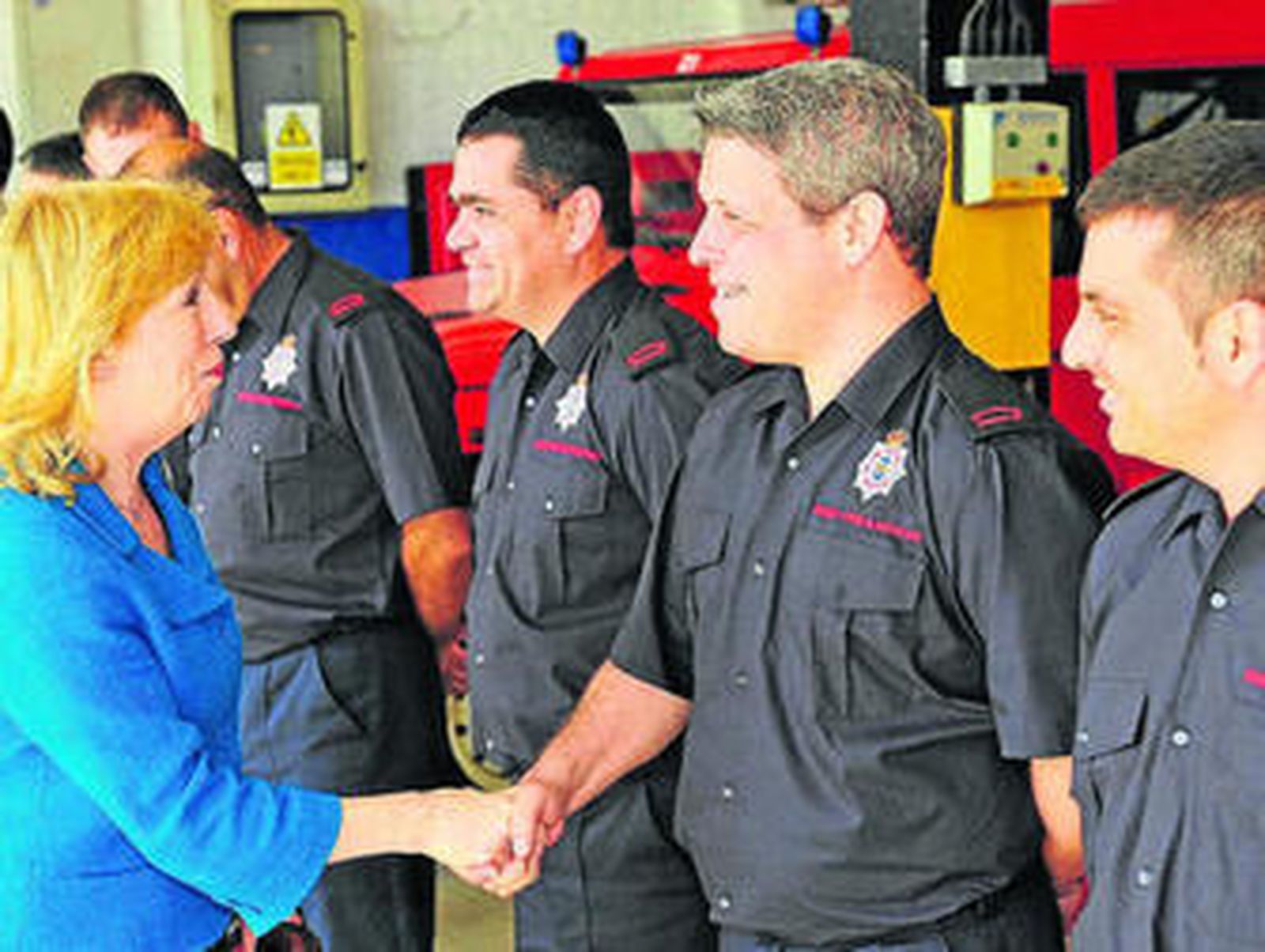 Eleanor Laing saluda a efectivos del departamento de bomberos y rescate de Defensa.