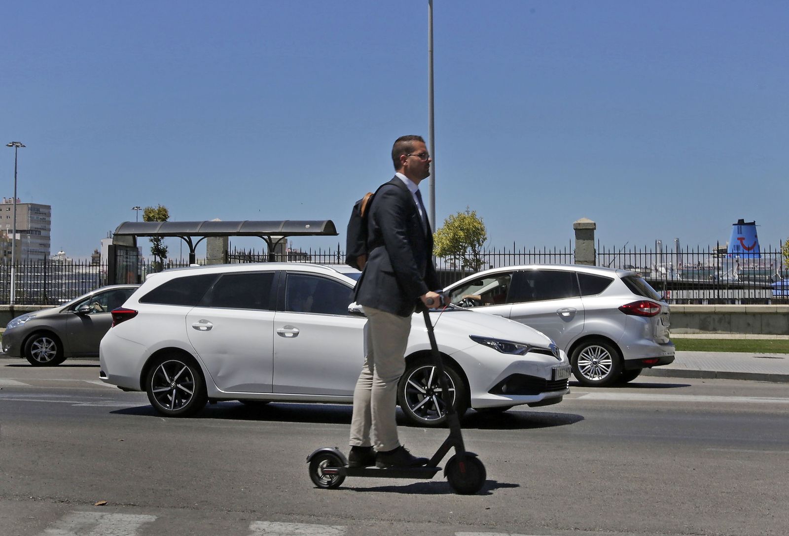 Un usuario de patinete eléctrico por una calle de Cádiz, en una imagen de archivo.