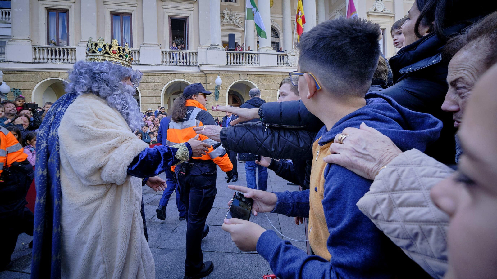 Los Reyes Magos saludan desde el balcón del Ayuntamiento