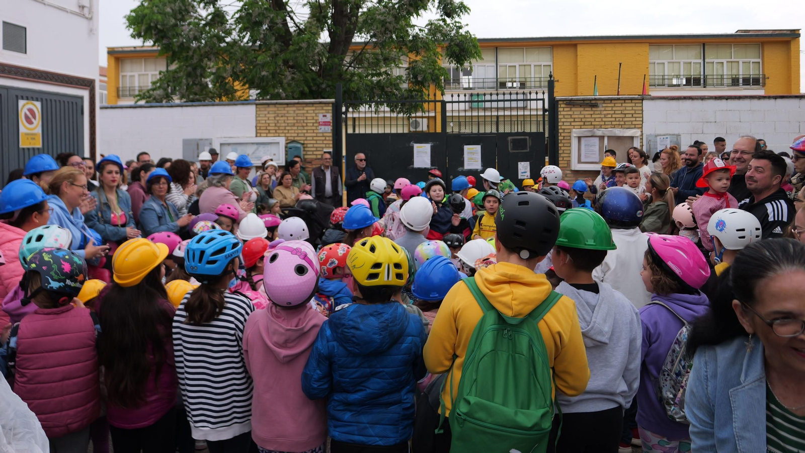Los niños y las niñas del CEIP Menéndez Pidal, al igual que muchos de los padres, este miércoles ante el colegio.