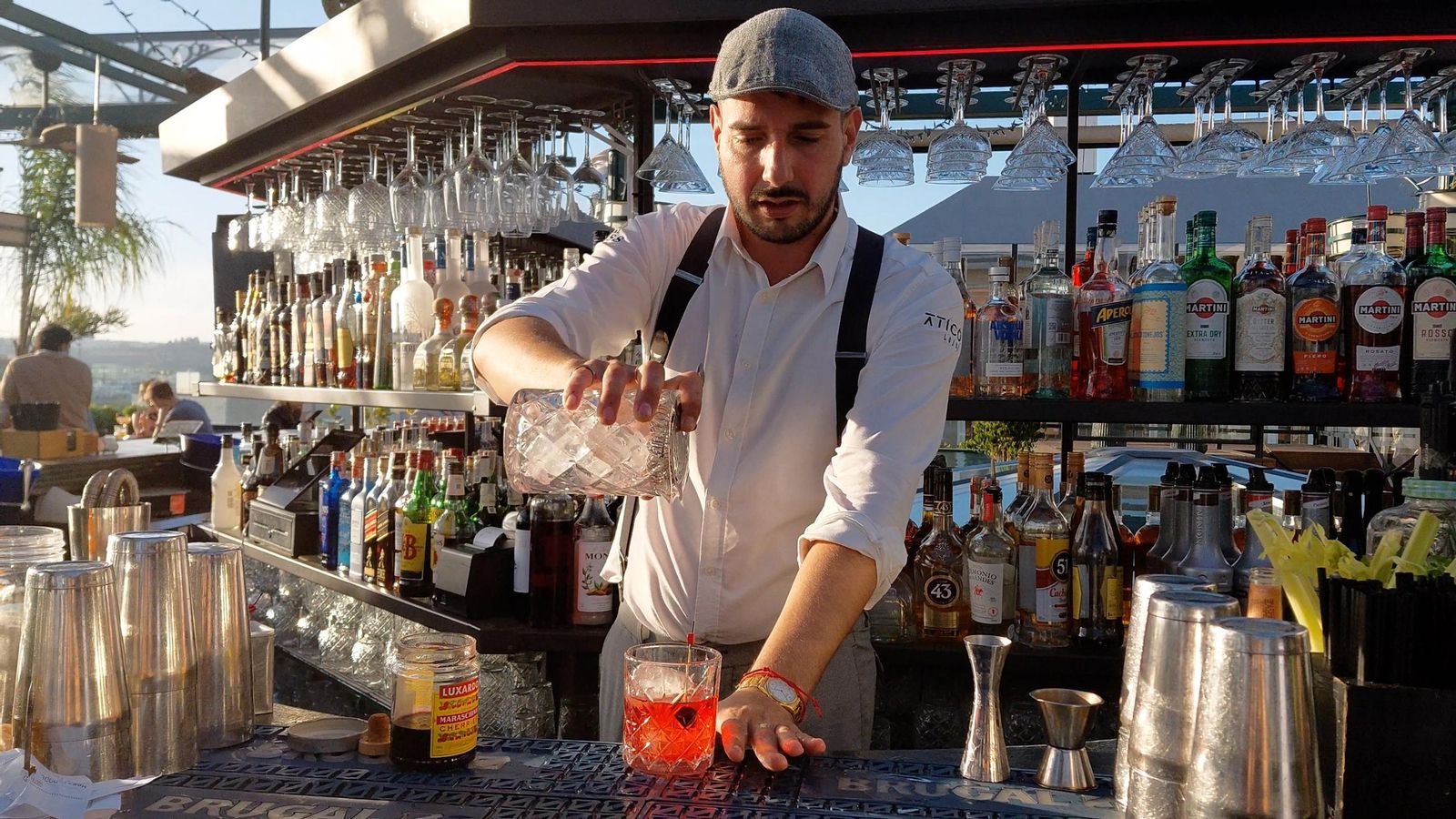 Palma, el bartender del rooftop Ático, nos sirve su obra: Negroni Impostore