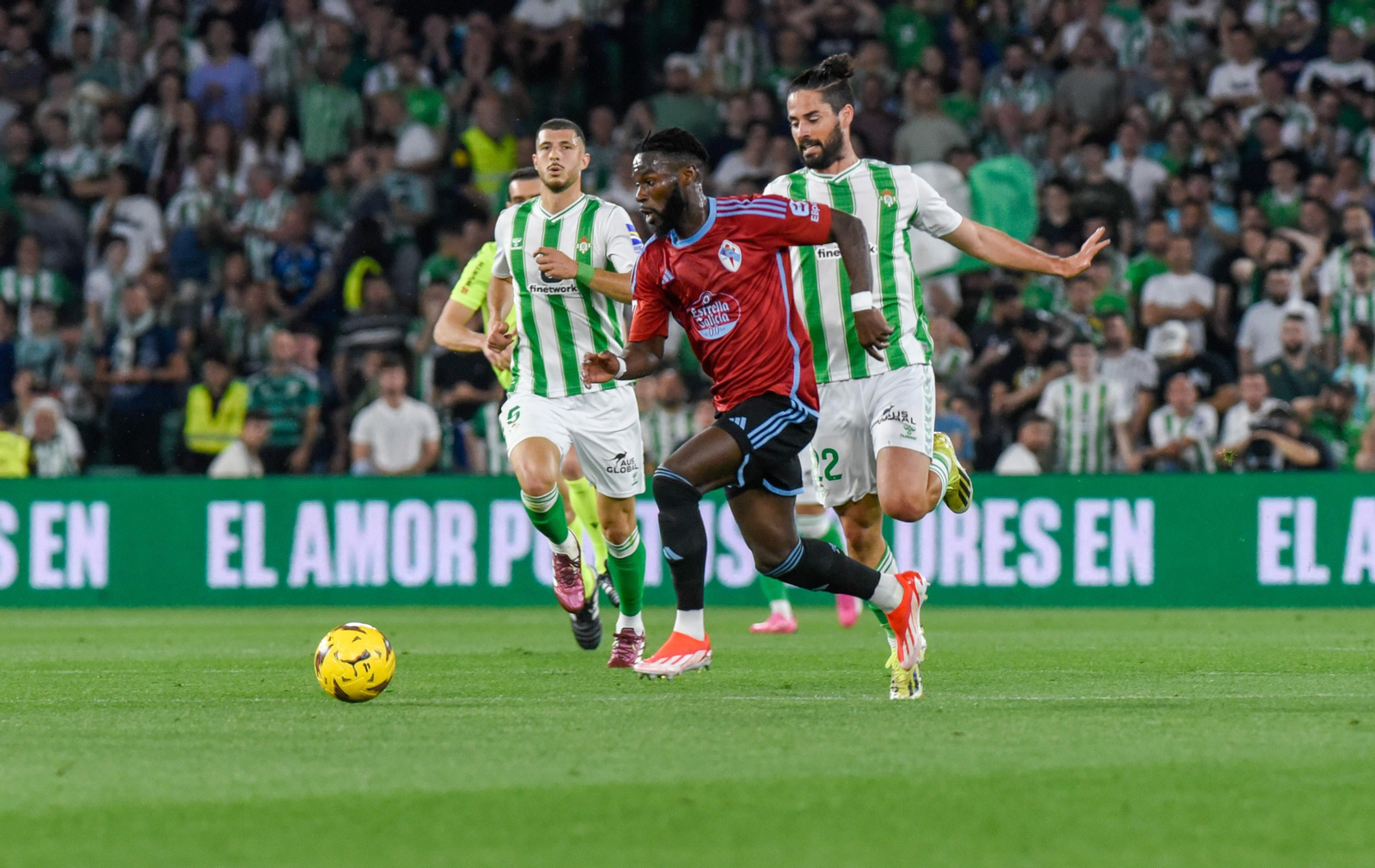 Isco presiona a Bamba en un lance del partido.