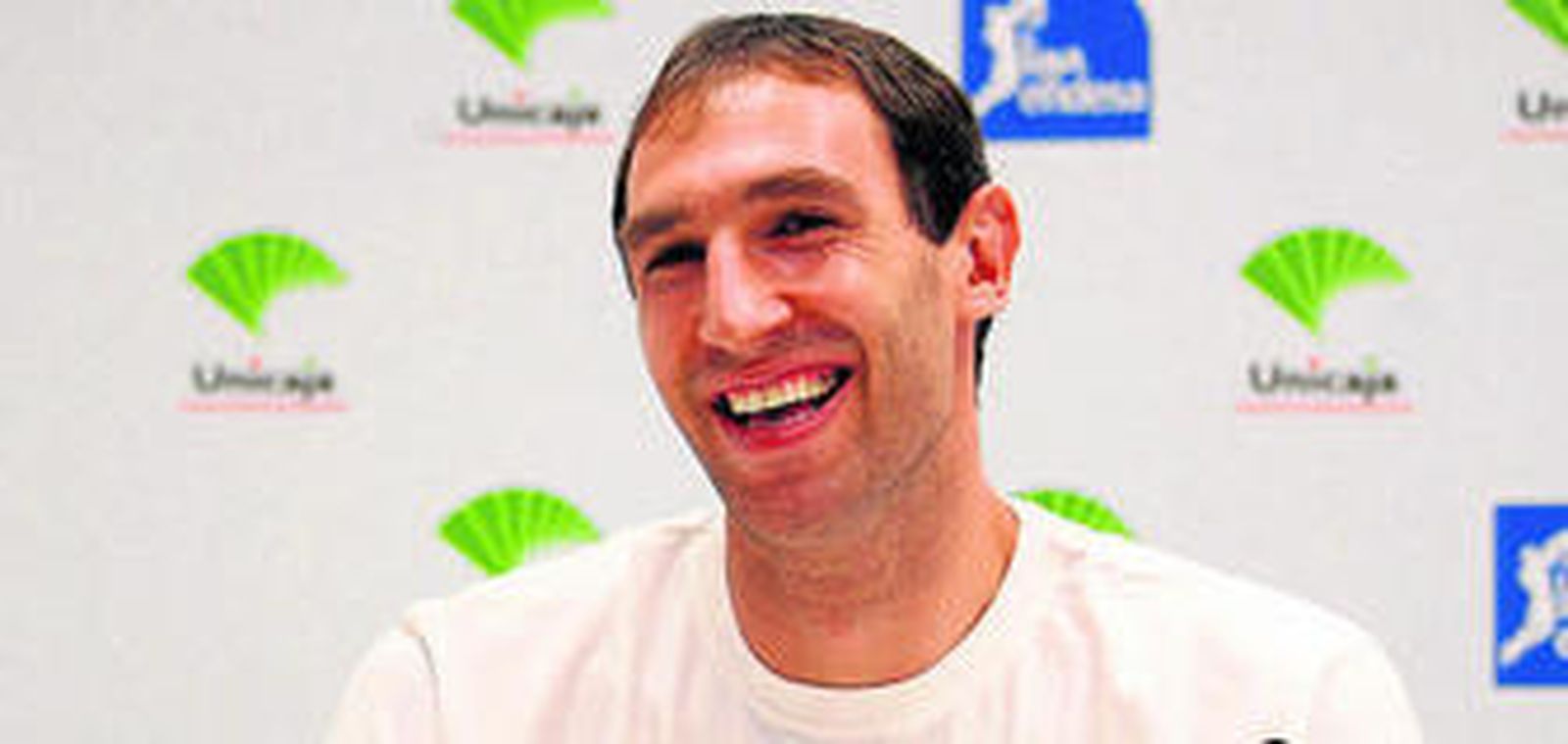 Vladimir Golubovic, durante su presentación en la pista auxiliar del Carpena.