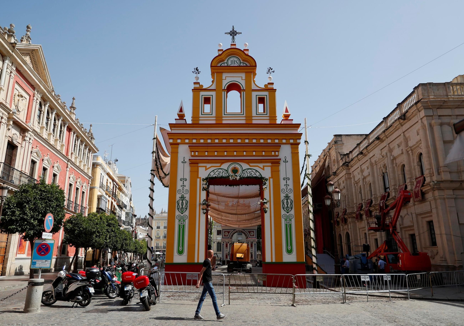 La portada dedicada a la Esperanza de Triana. La portada dedicada a la Esperanza de Triana.