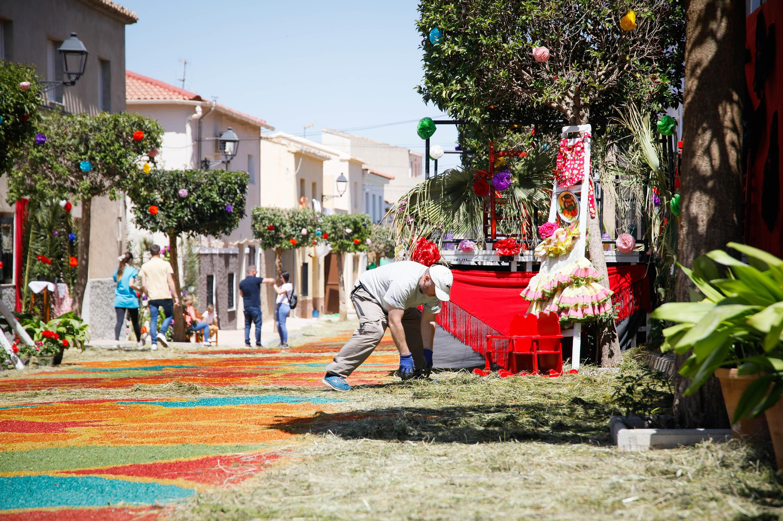 Así es la gran alfombra de serrín para que levite la Virgen de Fátima de Tíjola