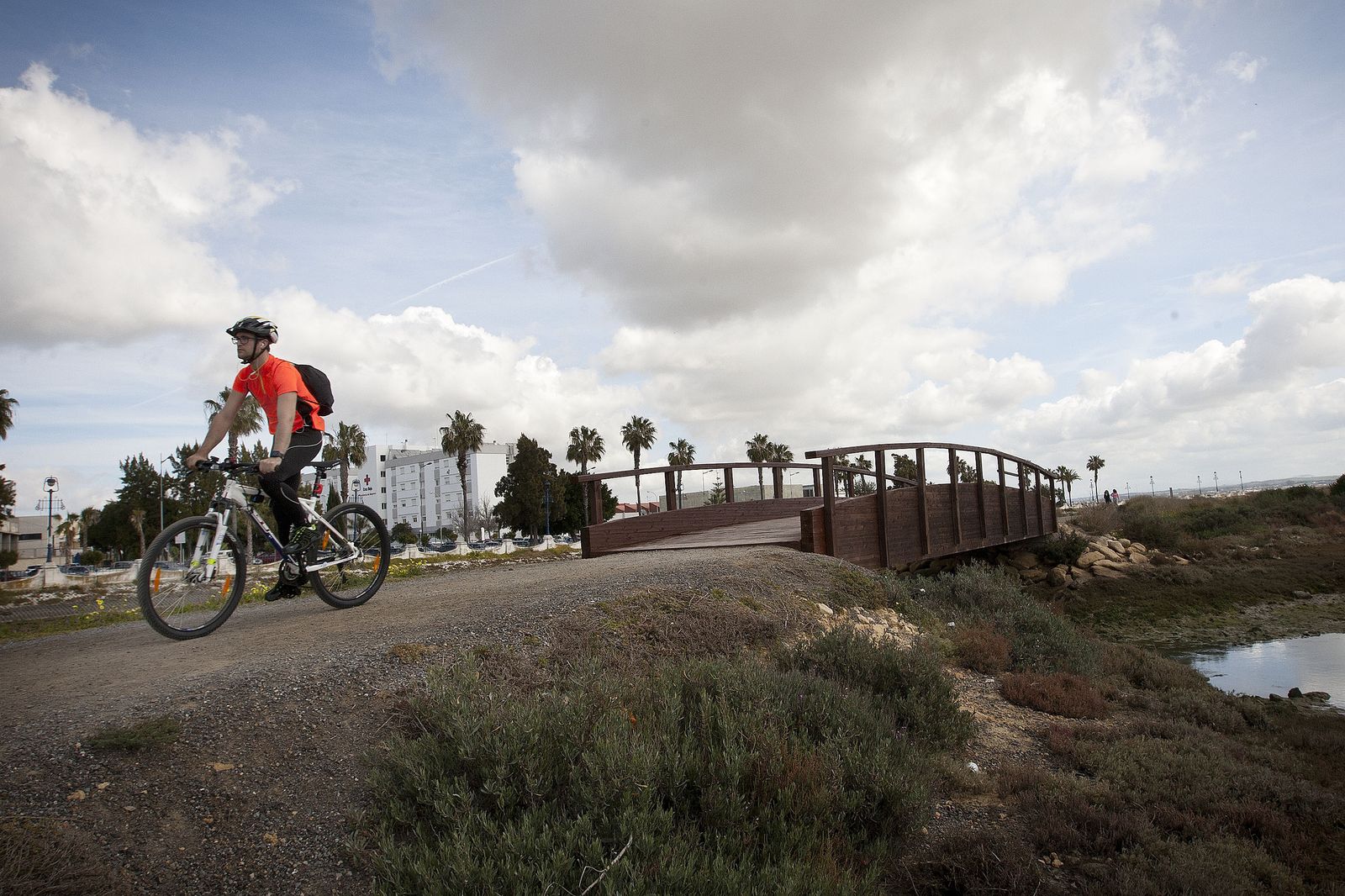 Un ciclista, por el sendero del Carrascón, en una imagen de archivo.