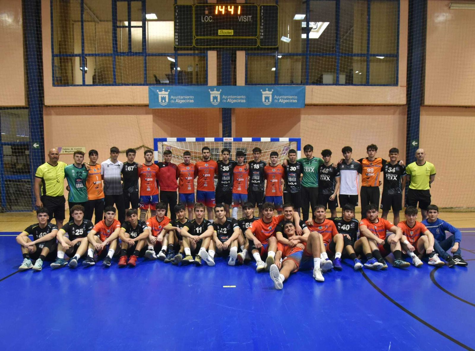 Los dos conjuntos posan juntos en el Juan Carlos Mateo