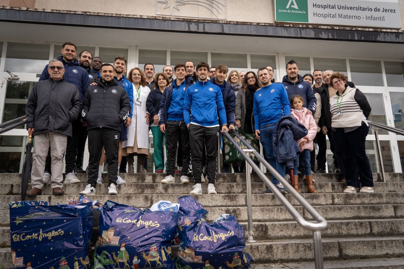 Imágenes de la visita del Xerez DFC al Hospital de Jerez y al San Juan Grande