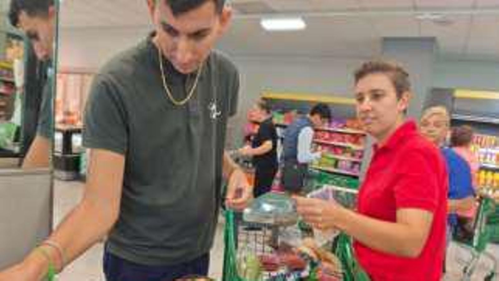 Pedro y Flora haciendo la compra semanal para el piso.