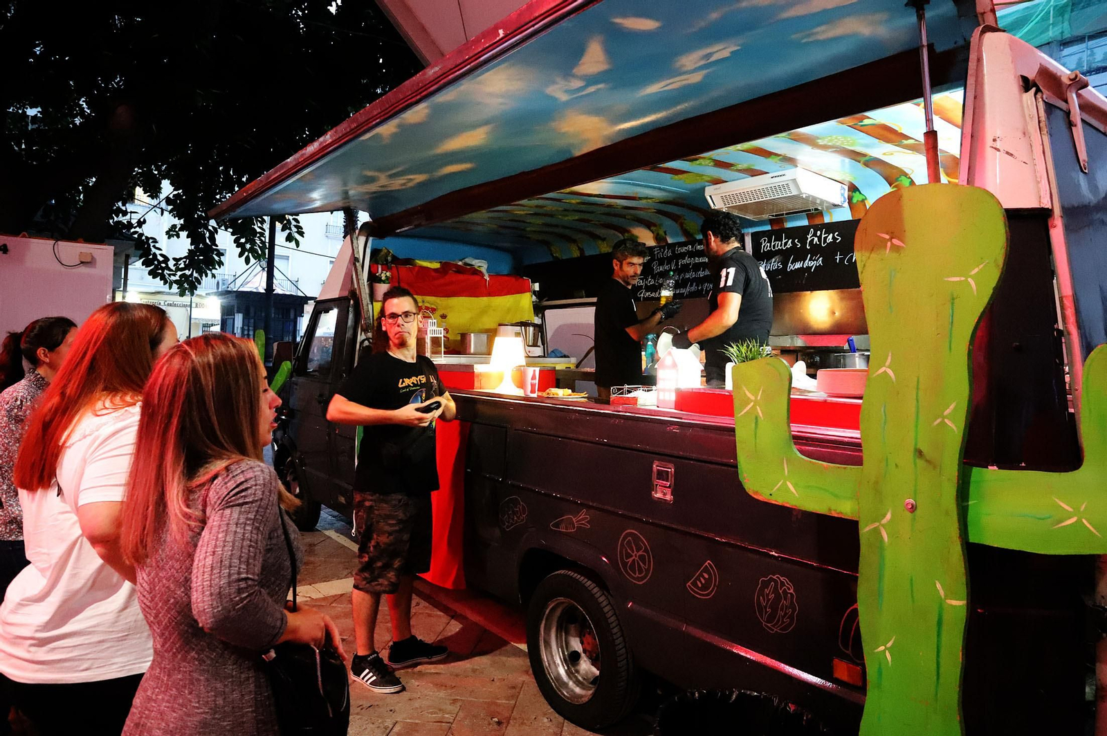 Imágenes de la apertura del Festival de Food Trucks de Binómico en la Plaza de las Monjas