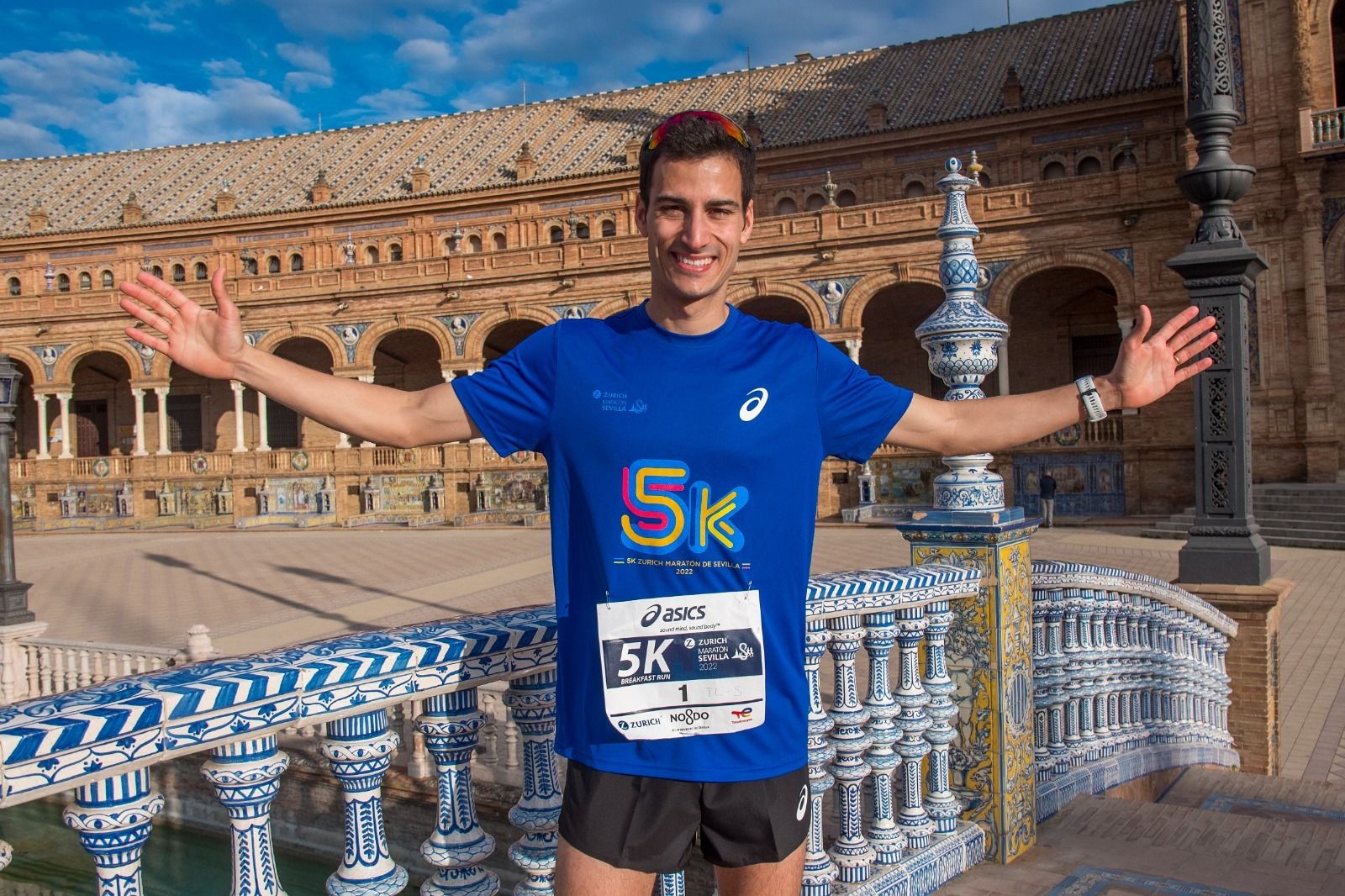 Mario Mola posa en la Plaza de España antes de la prueba del 5K previa al Maratón.