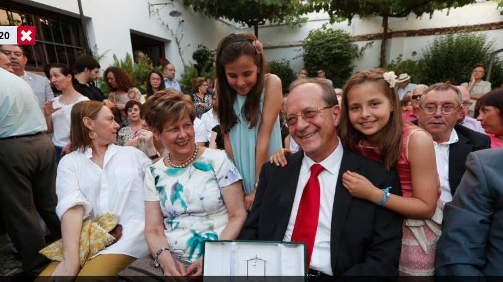 El día del Pozo de Plata flanqueado por dos nietas