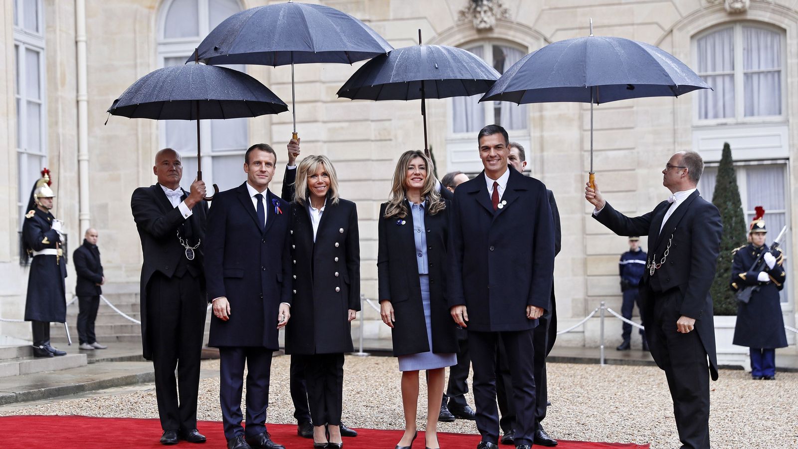 Macron y Sánchez, con sus respectivas esposas antes del comienzo de la ceremonia del centenario del Armisticio de París.