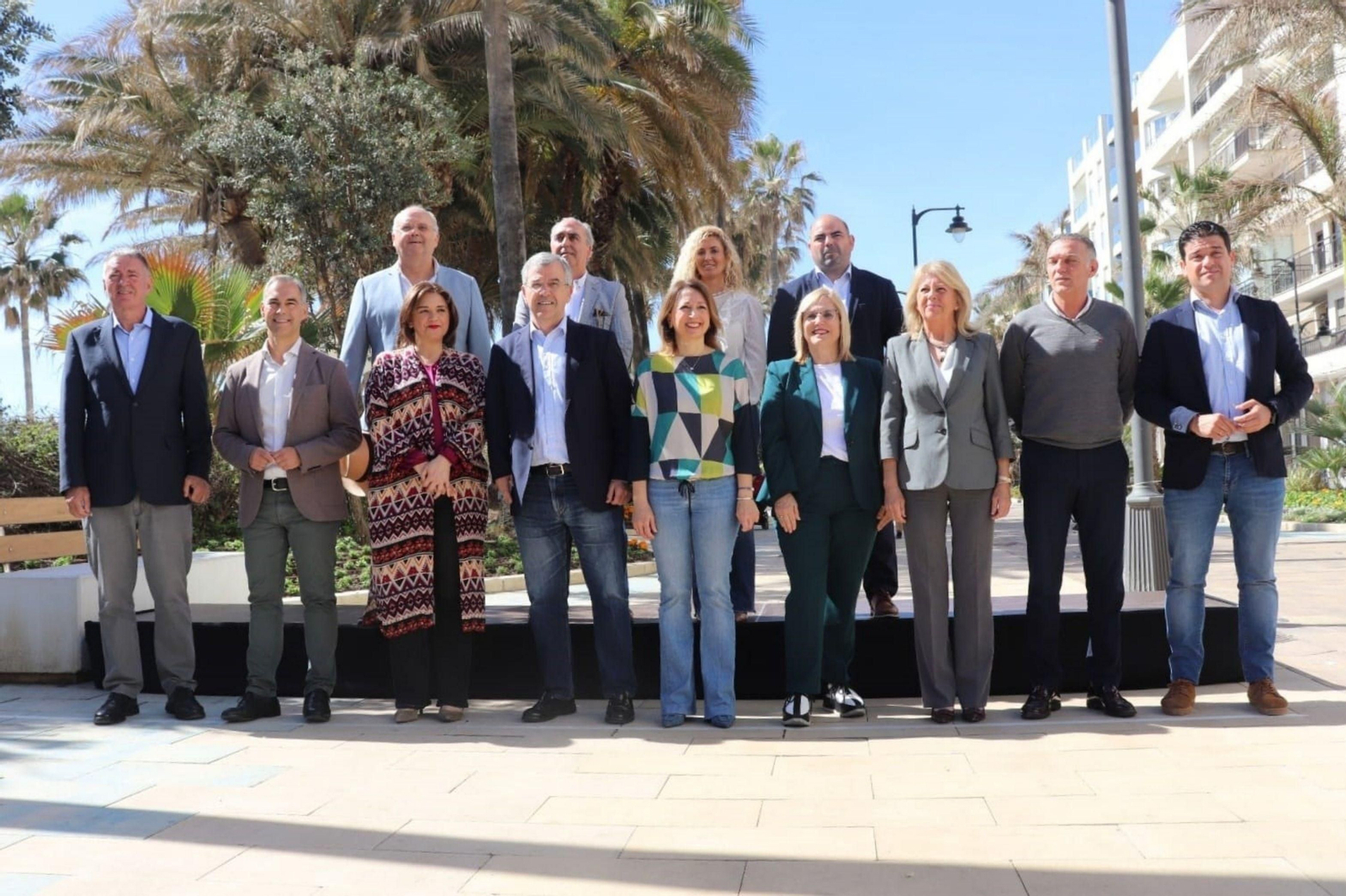 Navarro con los candidatos del 28M por el PP en la Costa del Sol.