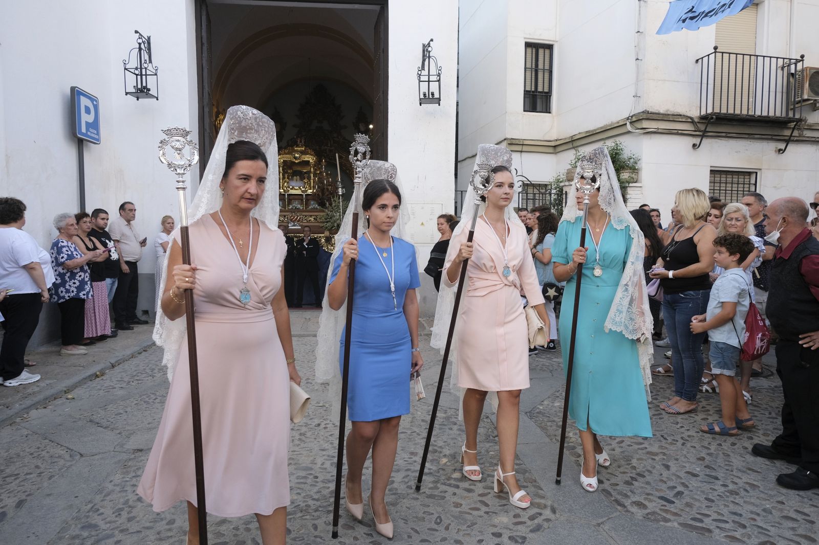 La procesión de la Virgen de Acá por las calles de Córdoba, en imágenes