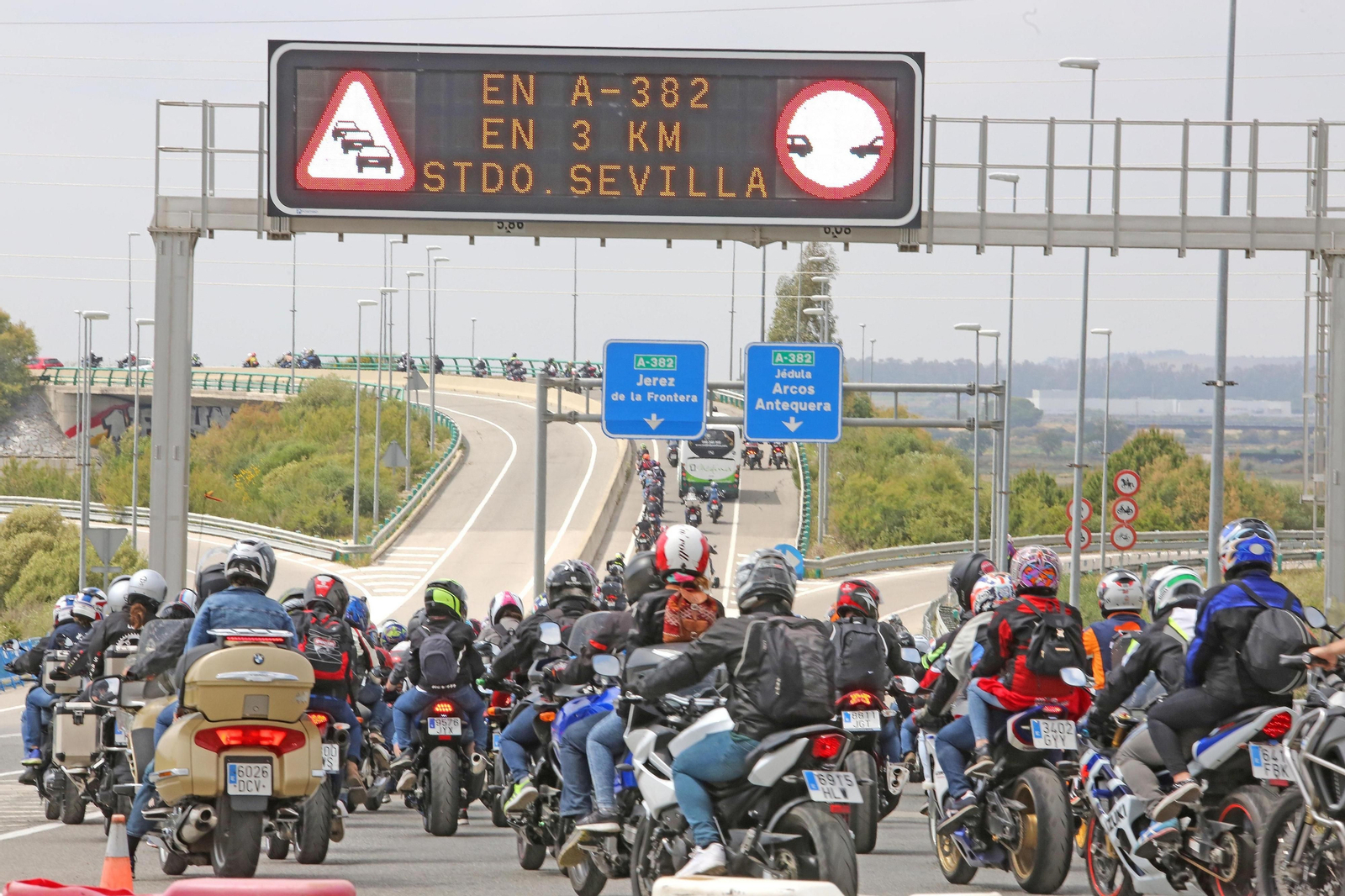 Moteros en las carreteras cercanas al circuito en una imagen de archivo.