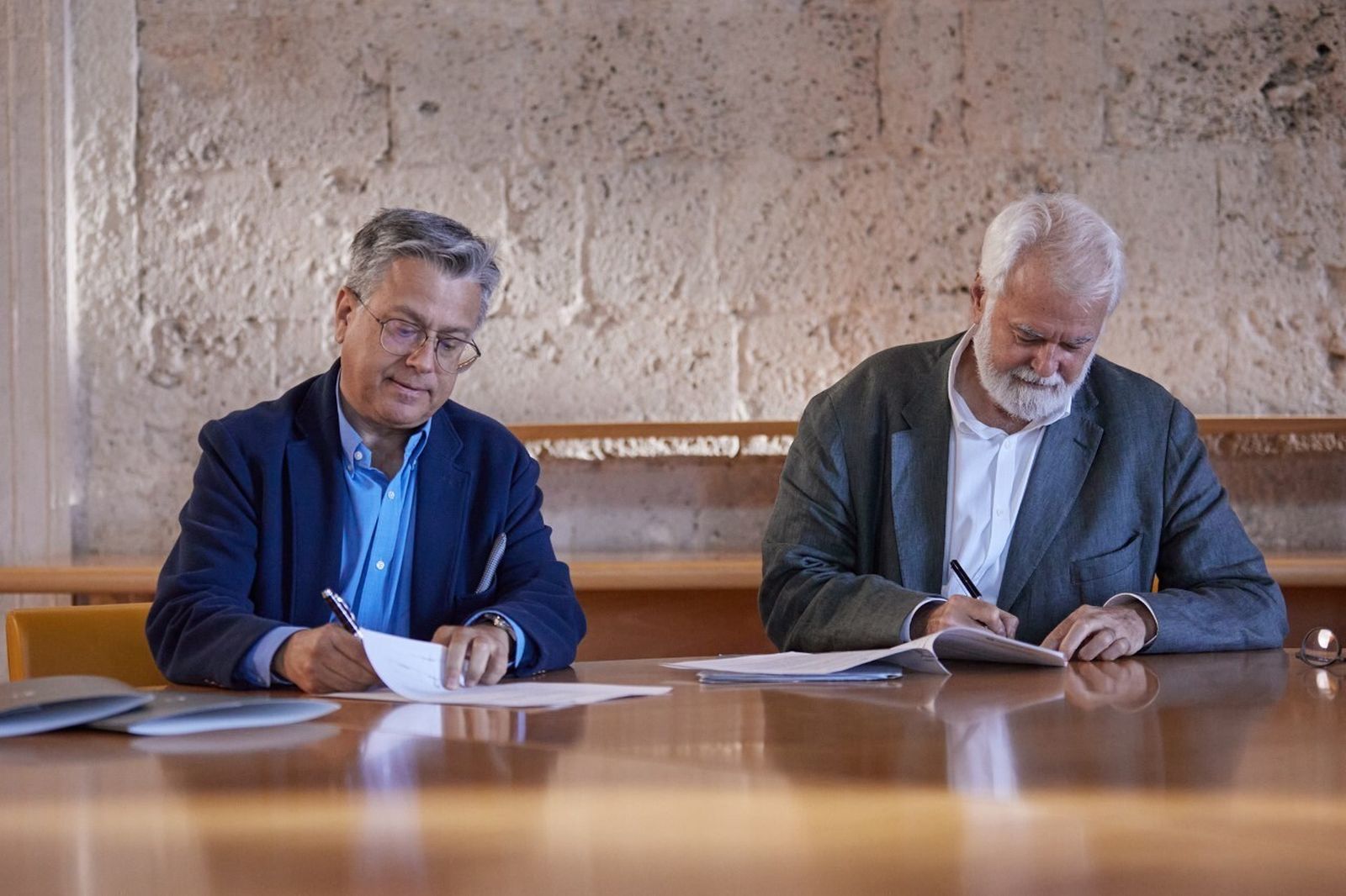 Santiago Alfonso y Antonio Moral firman la renovación del acuerdo