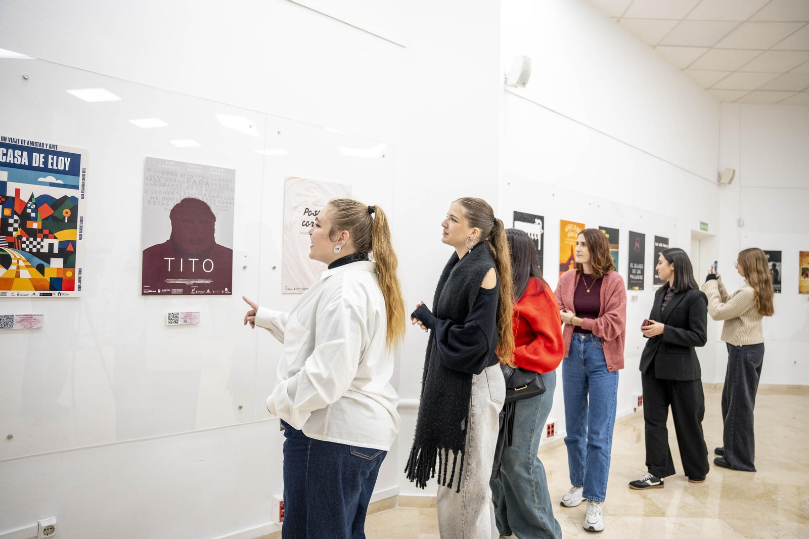Las imágenes de la exposición "Carteles para un Gallo Pedro"