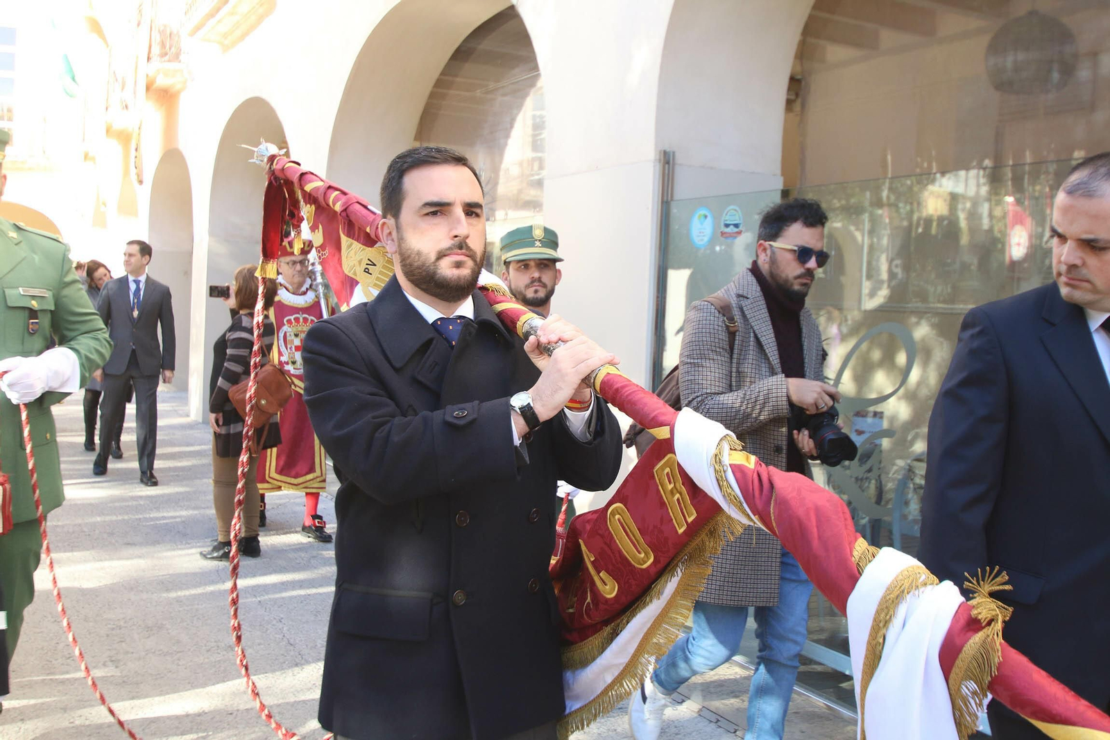 El concejal Carlos Sánchez portando el Pendón el pasado año