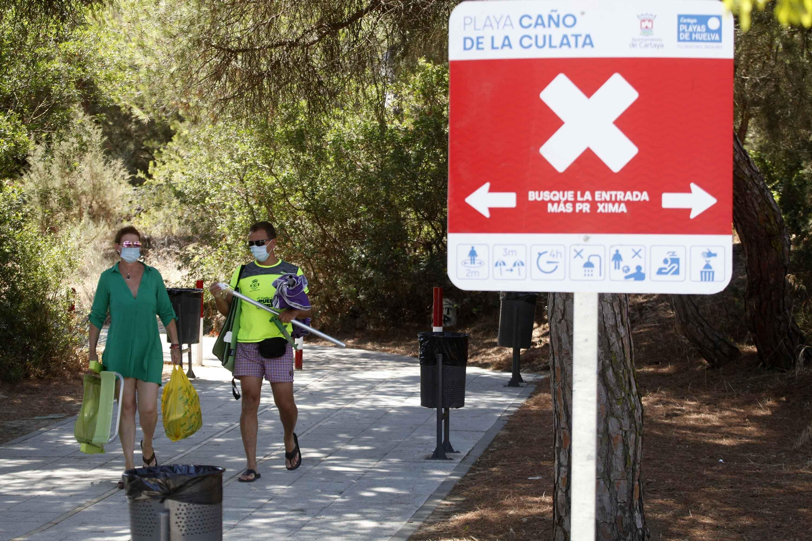Imágenes de los bañitas en La Antilla y Nuevo Portil con mascarillas