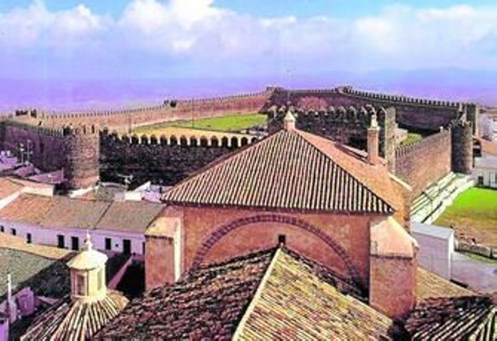 Conjunto arquitectónico formado por la Iglesia de San Miguel y el castillo-fortaleza de Cumbres Mayores, del siglo XIII.