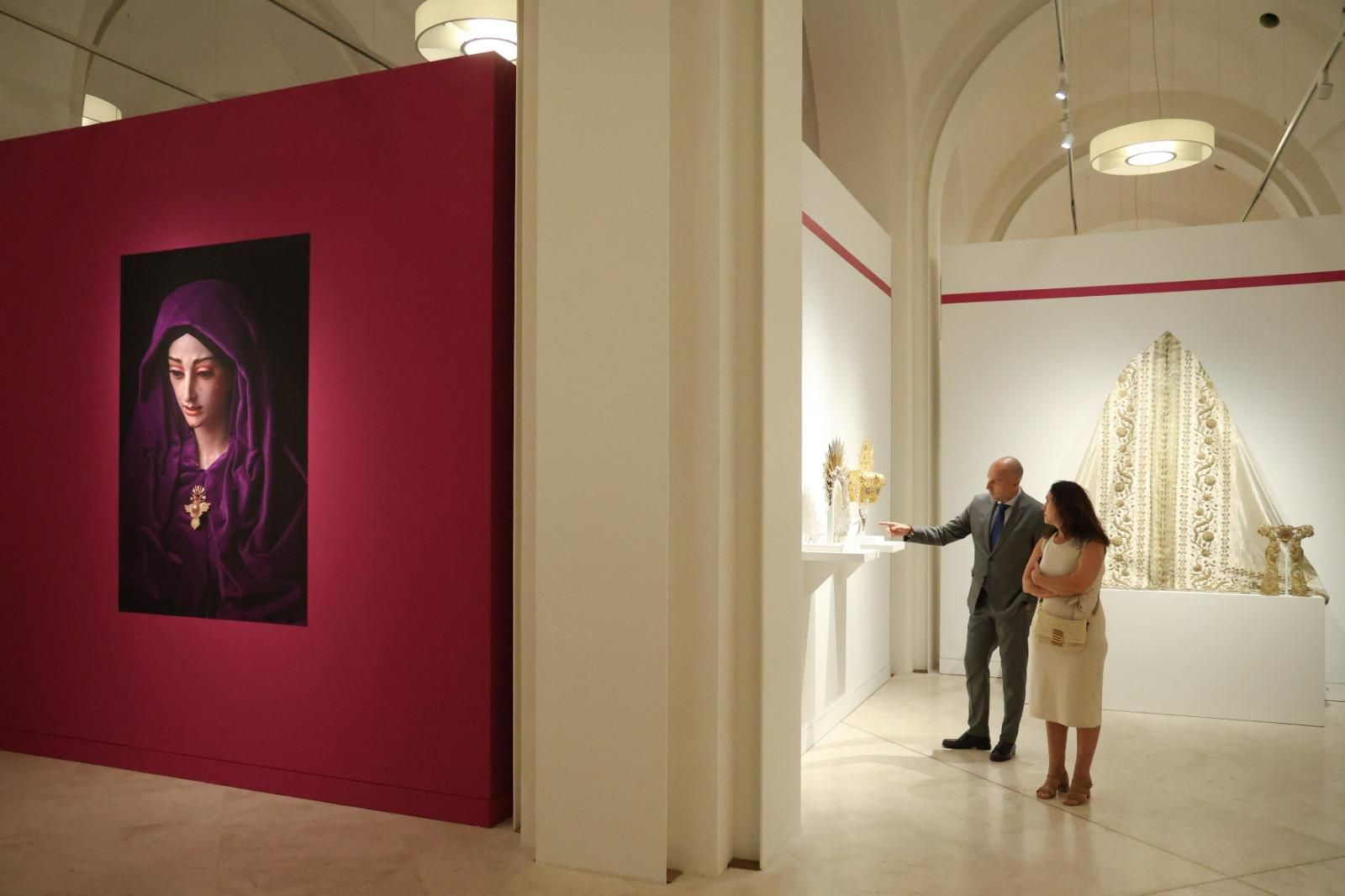 La exposición 'Vestida de Sol' del Cautivo en el Museo de Málaga, en imágenes