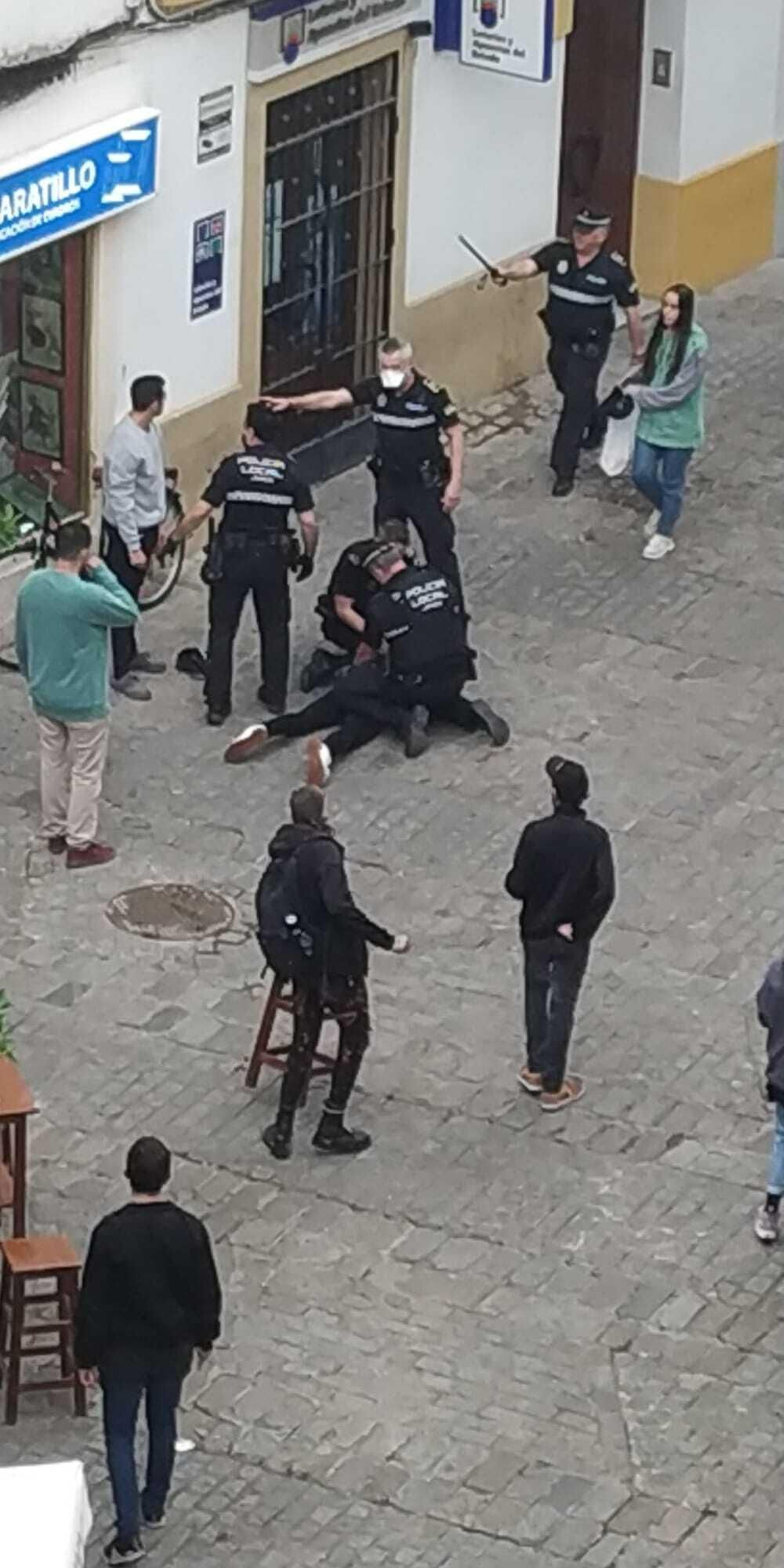 Momento de la detención del cliente que agredió a los agentes.