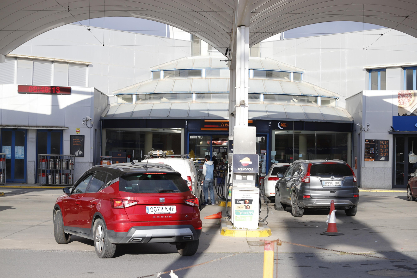 Imágenes de las gasolineras con el descuento de 20 céntimos del Gobierno en el combustible