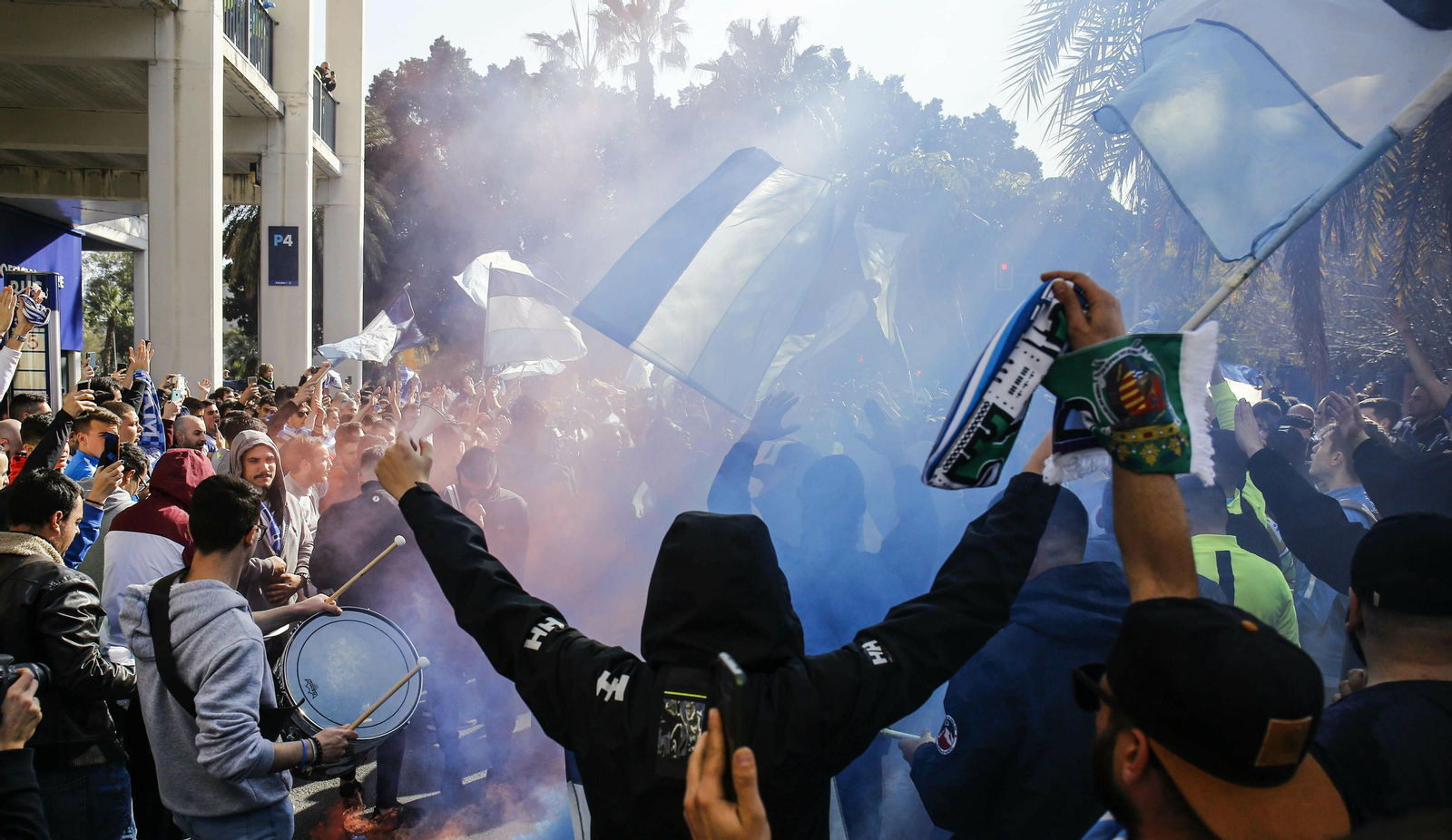 Aficionados calientan el ambiente antes del recibimiento.