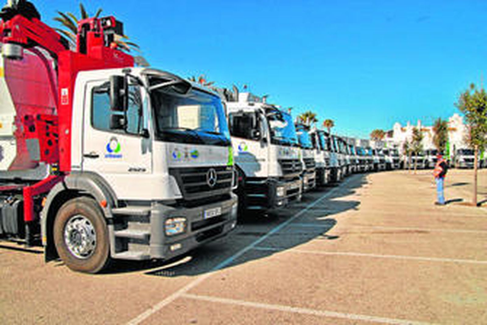 Concentración de los camiones de la empresa Urbaser que operarán en la localidad, ayer en La Barrosa.