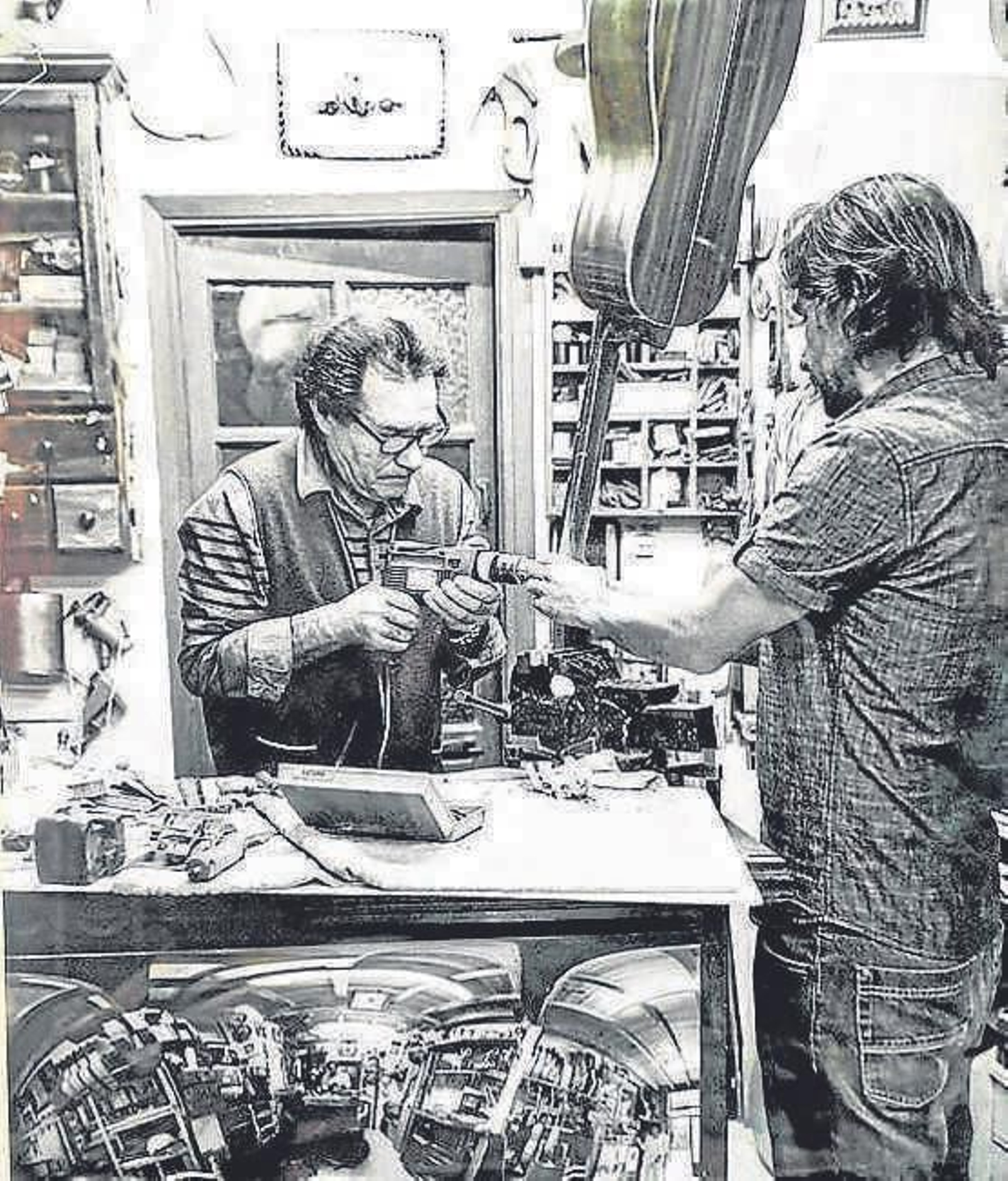 Con su hijo Víctor en el taller.