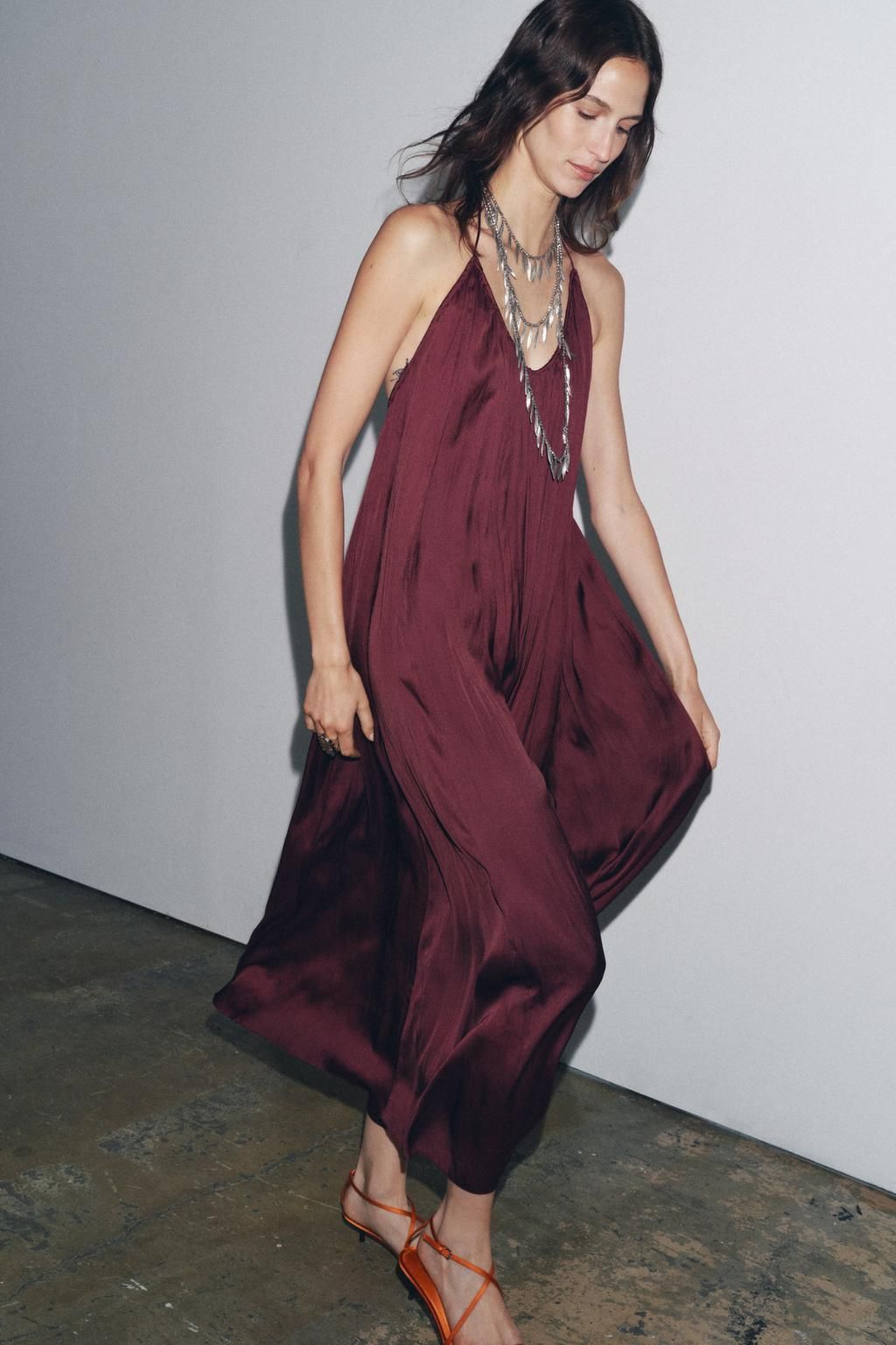 Vestido vaporoso de Zara.
