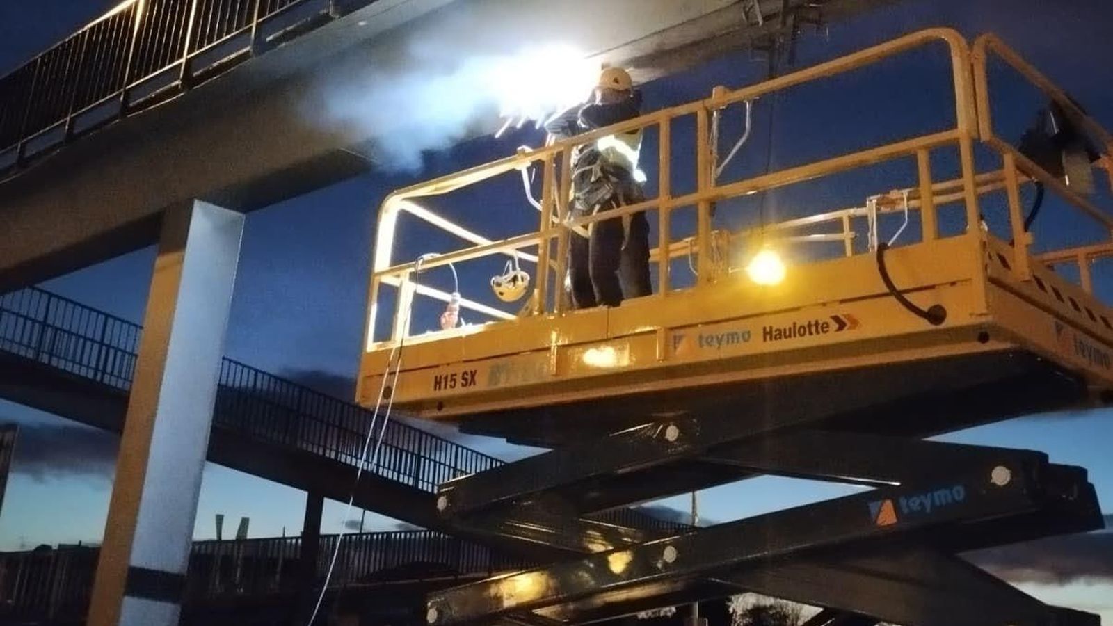 Trabajos de reparación en el paso peatonal de Santa Fe