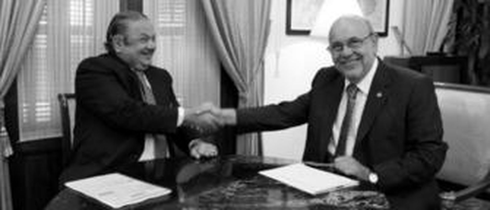 Nicolás Issa Obando intercambia regalos con Vicente Aguilera.