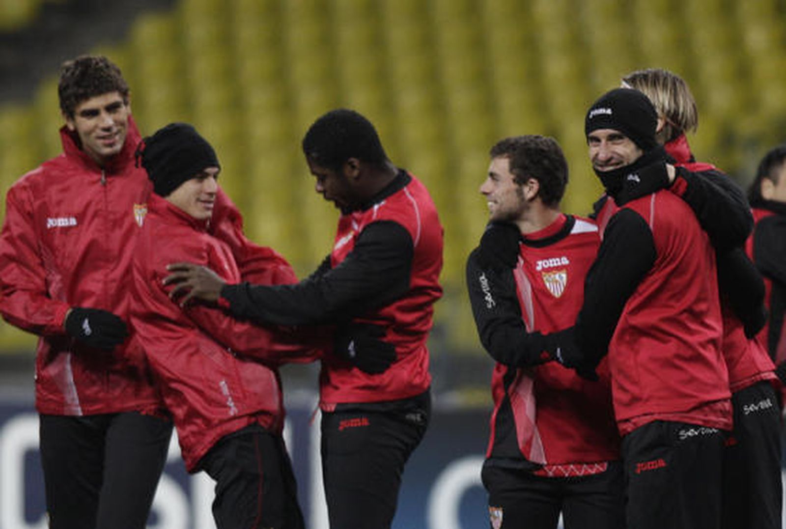 Varios jugadores se ríen mientras realizan uno de los ejercicios. 

Foto: Antonio Pizarro