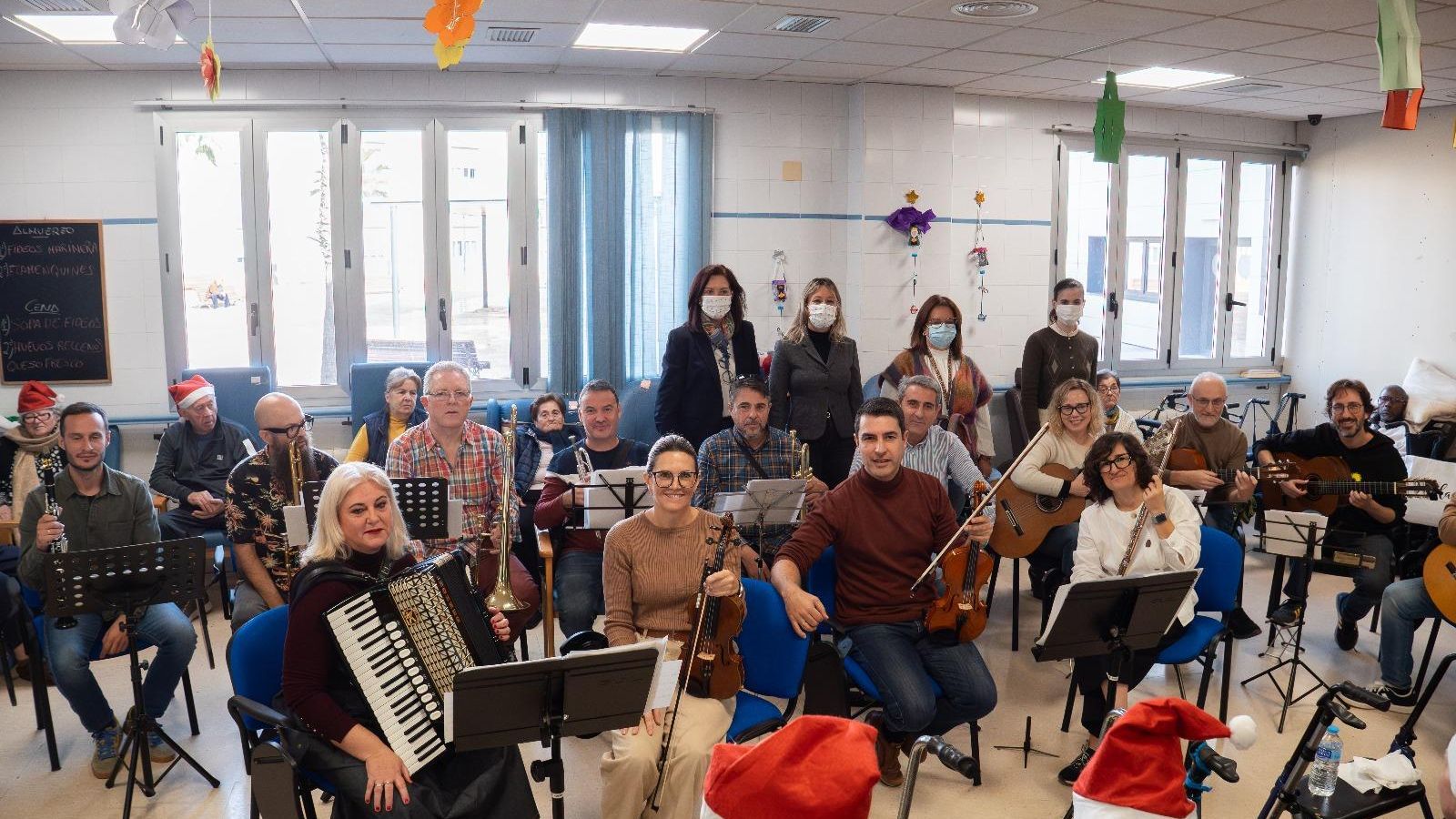 Los profesores que realizaron el concierto navideño en la residencia de mayores Virgen del Rosario de Roquetas.