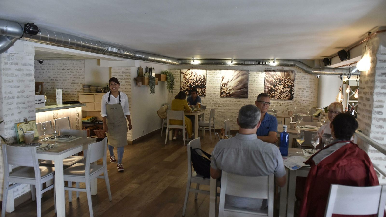 La Monda Vinos y Tapas.