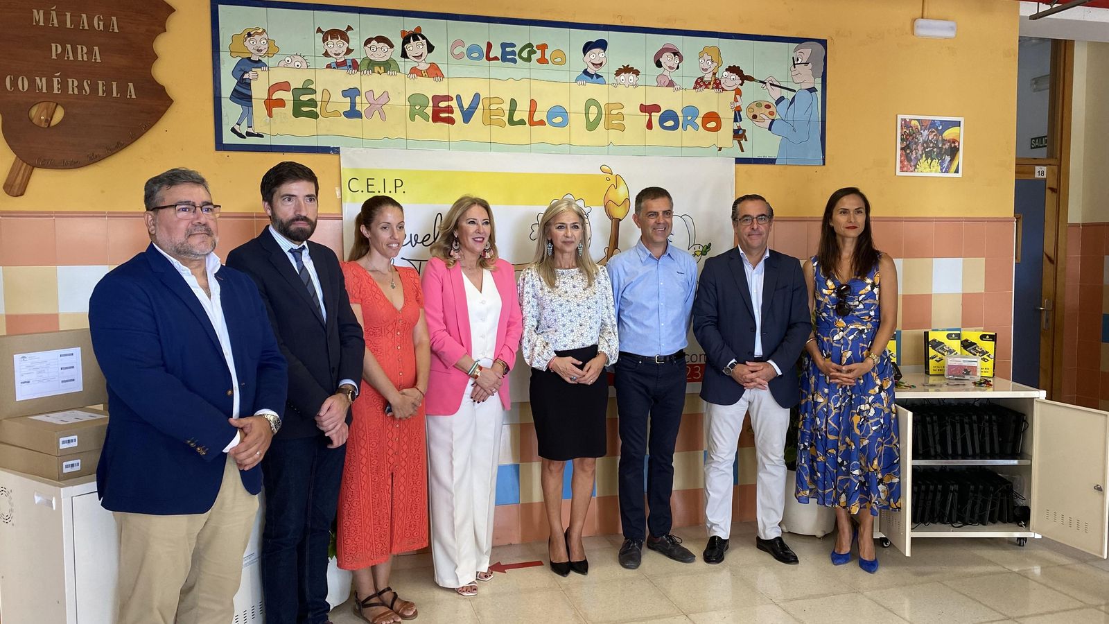 Autoridades y equipo directivo del CEIP Pintor Félix Revello de Toro en la entrega de los dispositivos de 'Educa en Digital'.