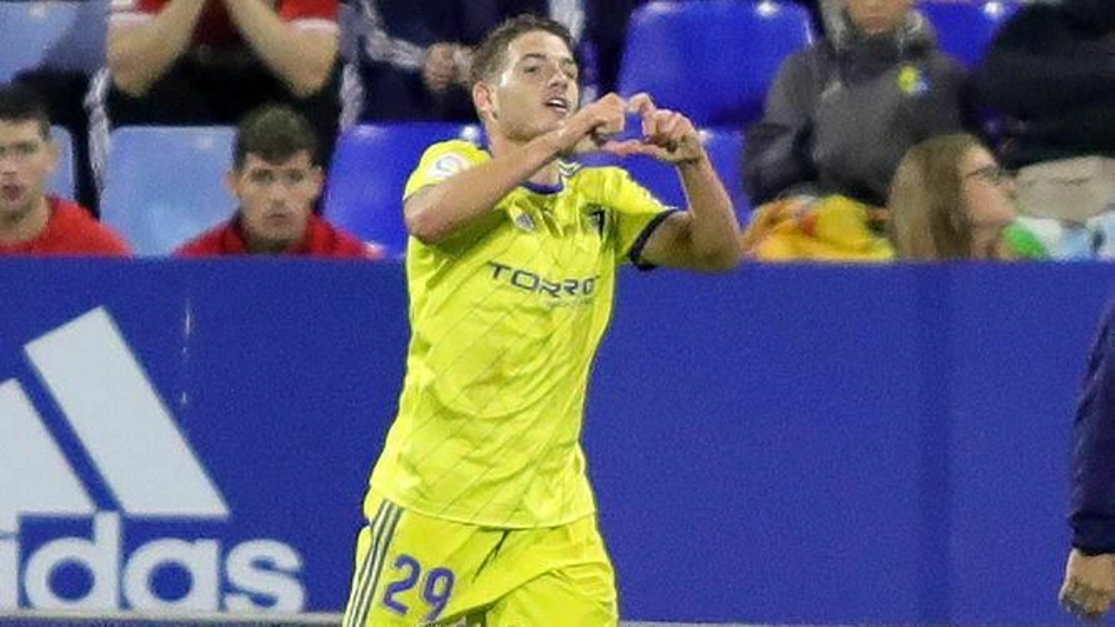 Manu Vallejo celebra uno de los goles marcados con el Cádiz esta temporada.