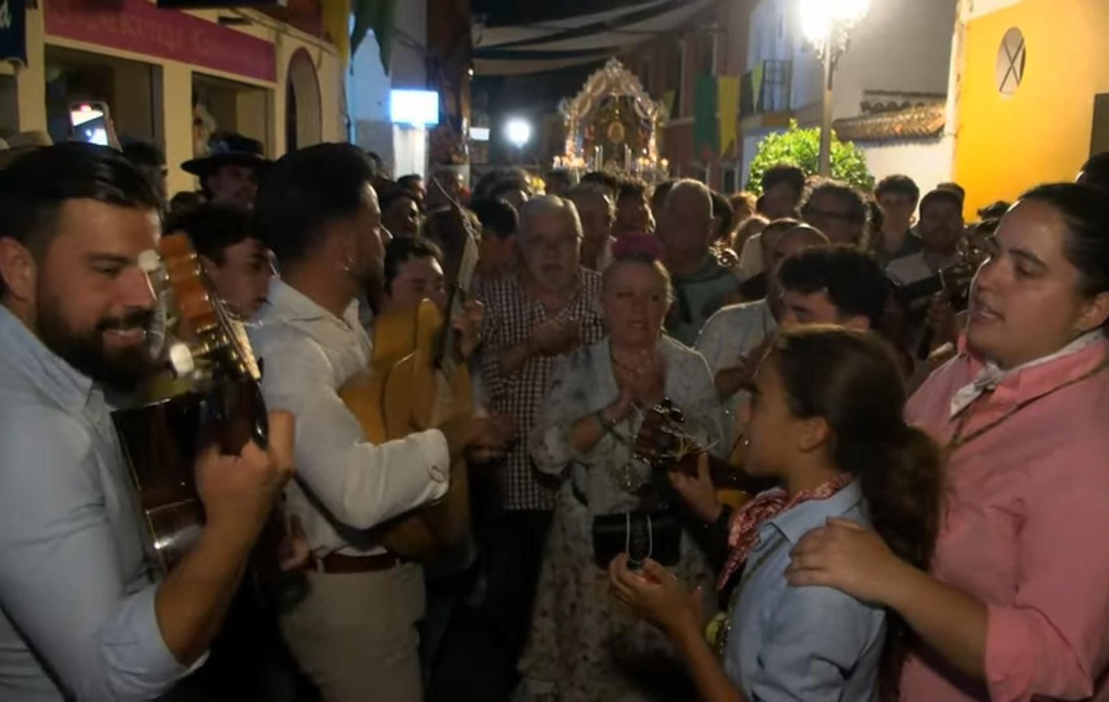 Rocieros de la Hermandad de Gines cantan al simpecado