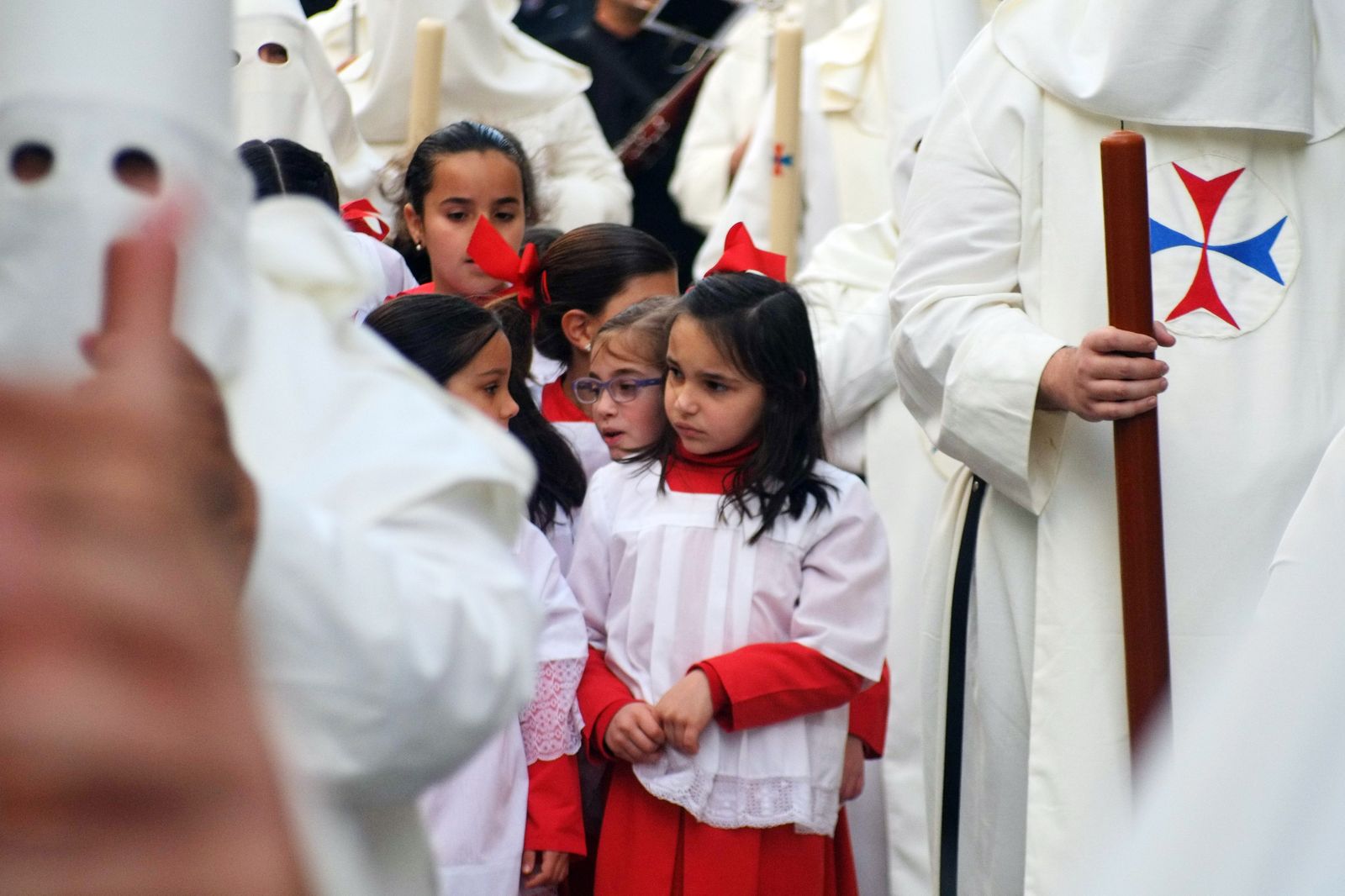 Cortejo de la hermandad de Humildad y Paciencia con sus monaguillos.
