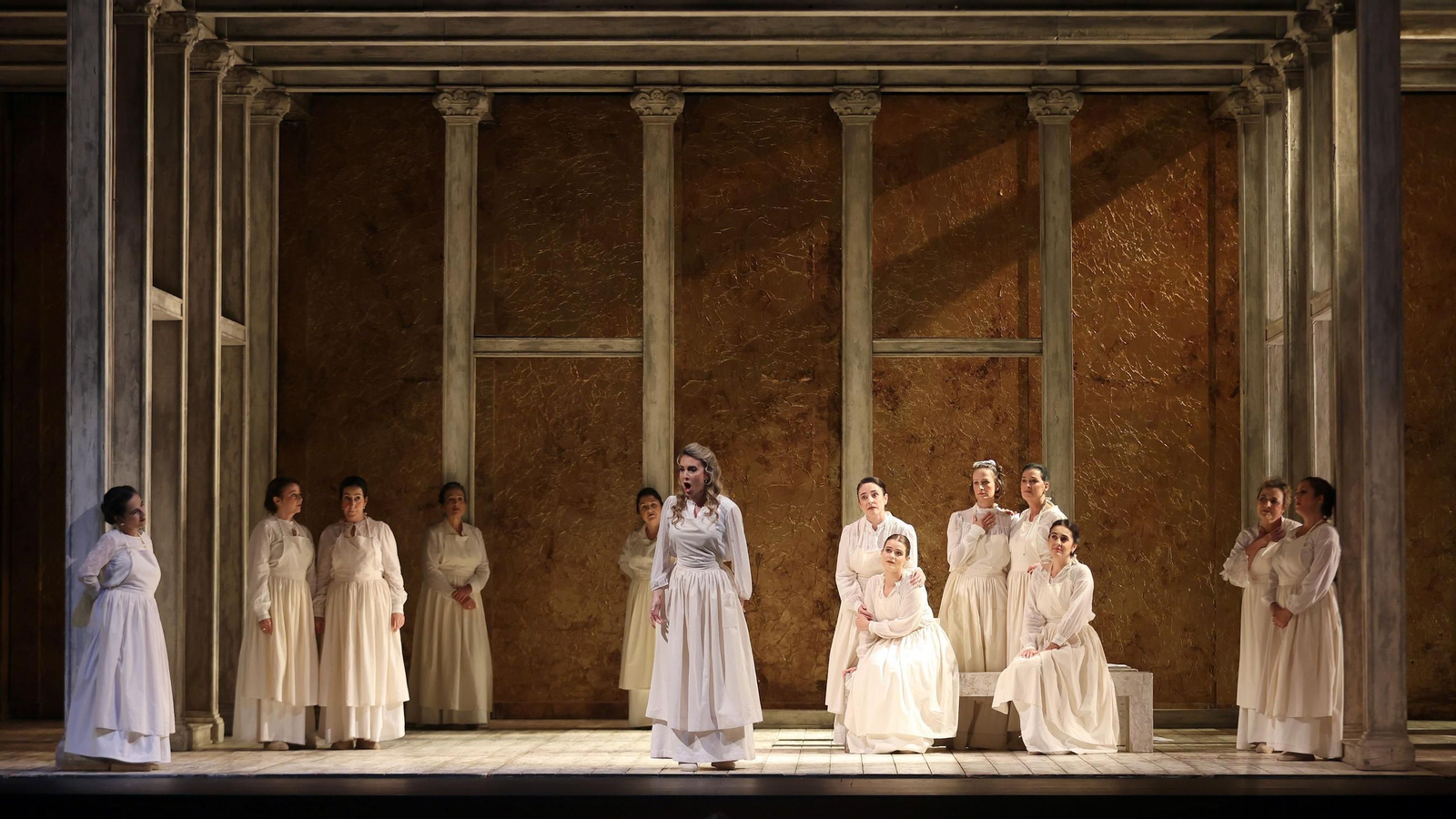 Imágenes de la ópera 'Don Gil de Alcalá' en el Teatro Villamarta de Jerez