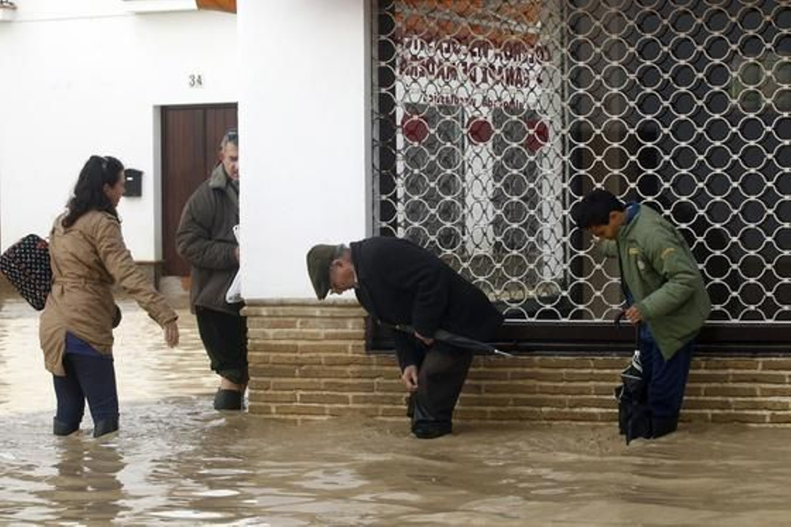 Los vecinos intentan caminar por las calles, completamente inundadas.

Foto: Antonio Pizarro