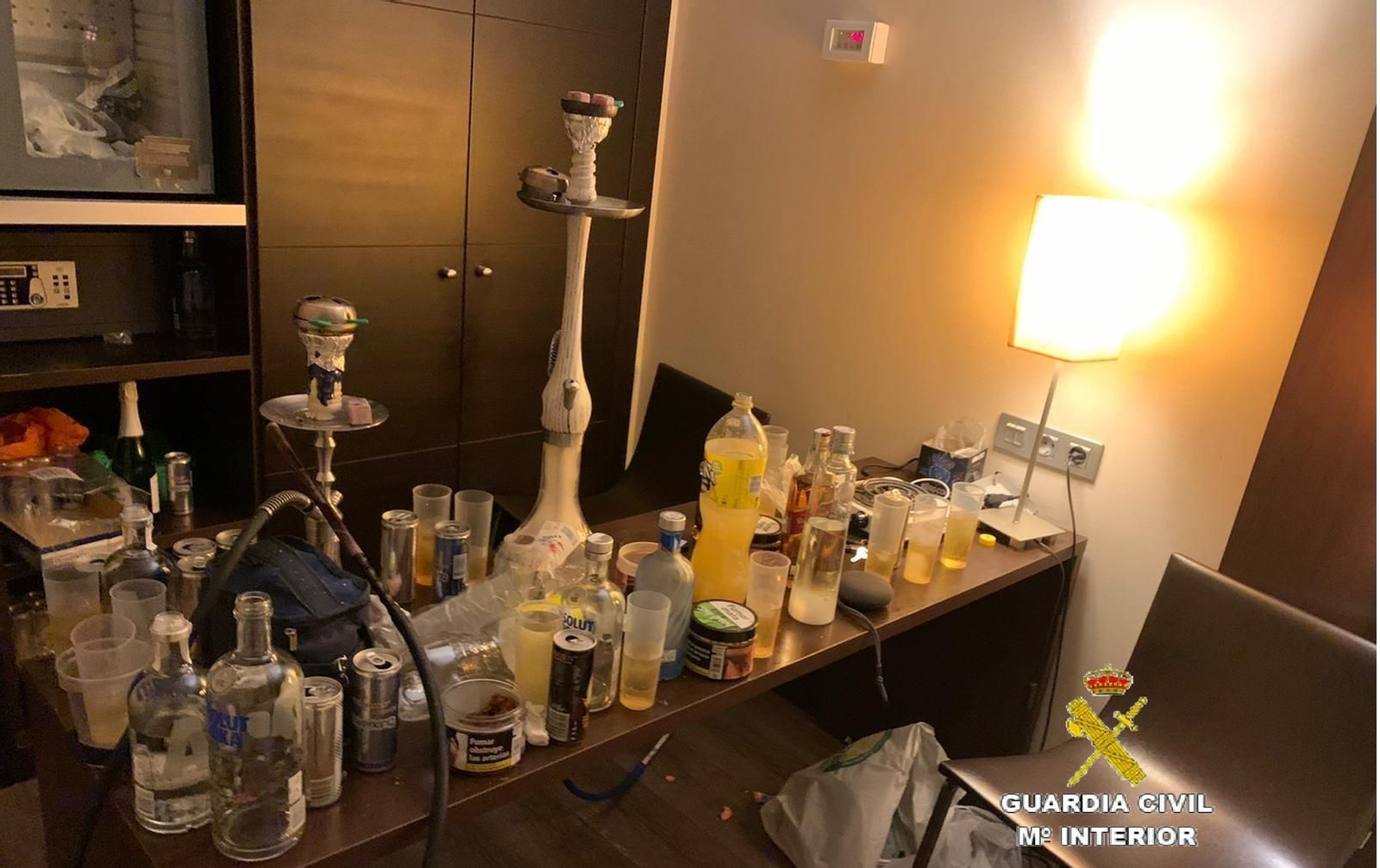 Bebidas y cachimbas en la habitación donde se celebraba la fiesta.