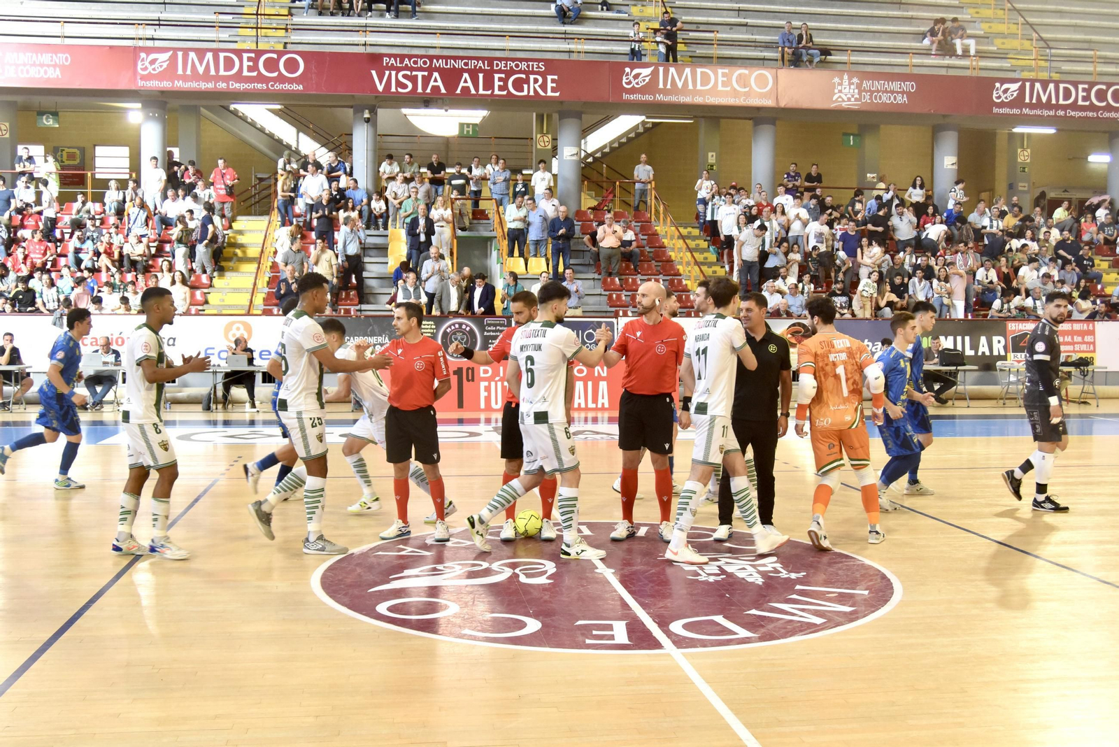 Las mejores fotos del ambiente en Vista Alegre para el Córdoba Futsal - Peñíscola
